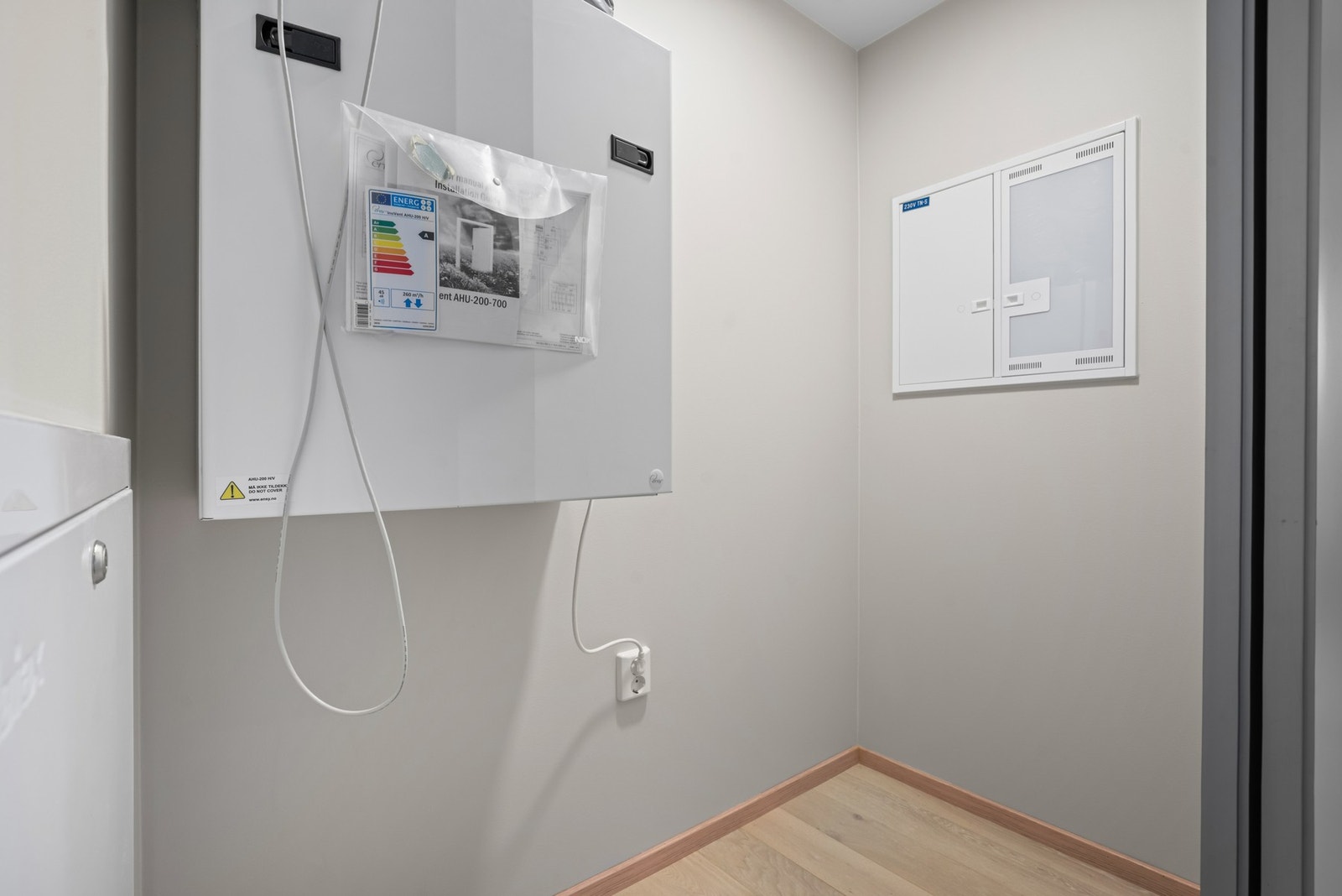 Innvendig bod/garderobe i gangen Galleribilde