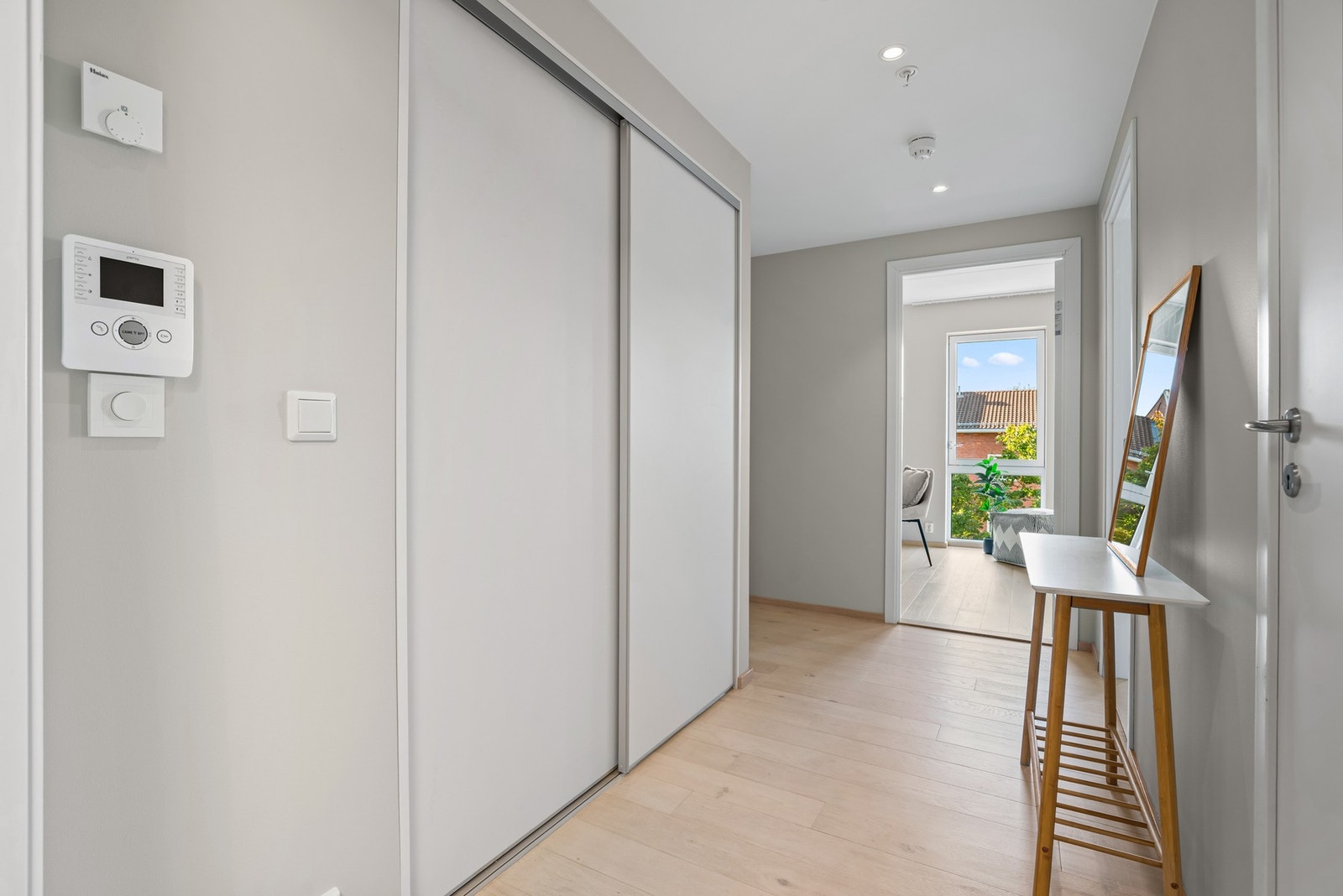 Gang med stor innvendig bod/ garderobe Galleribilde