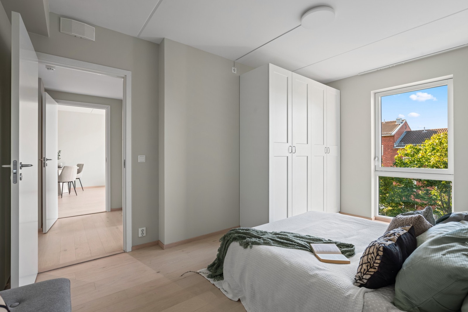 Romslig hovedsoverom med stor garderobe og god plass til dobbeltseng Galleribilde