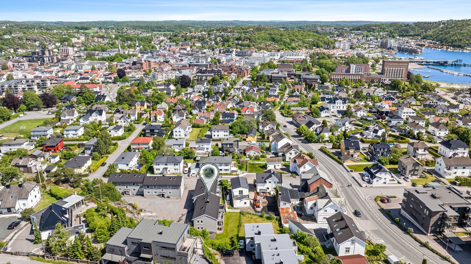 Byen med shopping og cafèbesøk ligger kun få minutters gange unna. Indre Havn med restauranter og utesteder ligger også innenfor kort gange. For de som er glade i skog og mark finnes Hjertnesskogen rett i nærheten. Galleribilde