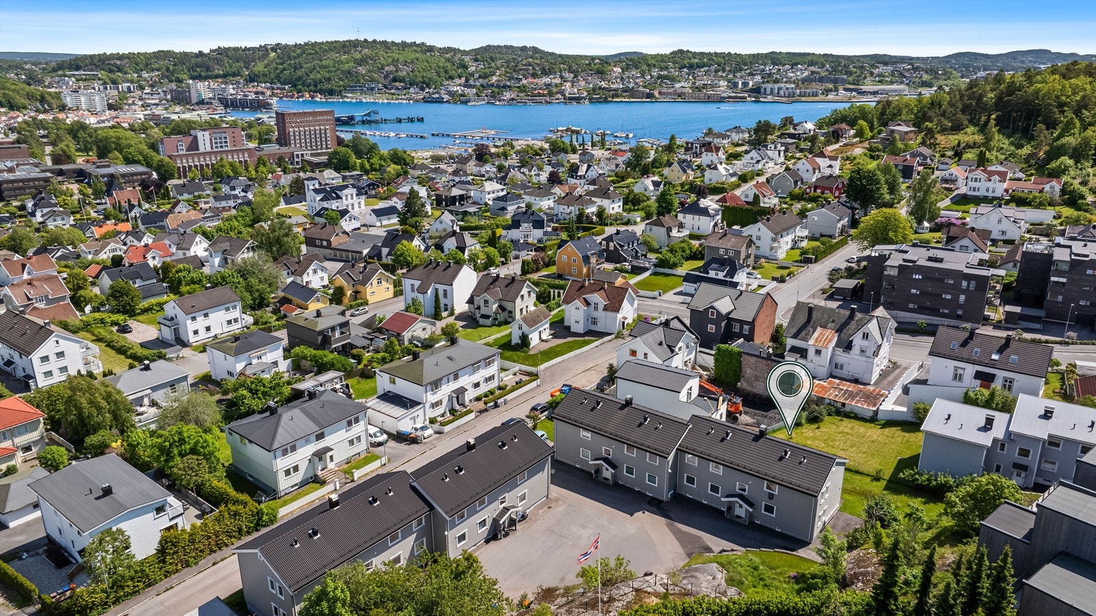 Leiligheten ligger sentralt og flott til i rolige omgivelser med kort vei til både byen og fine turområder. Galleribilde