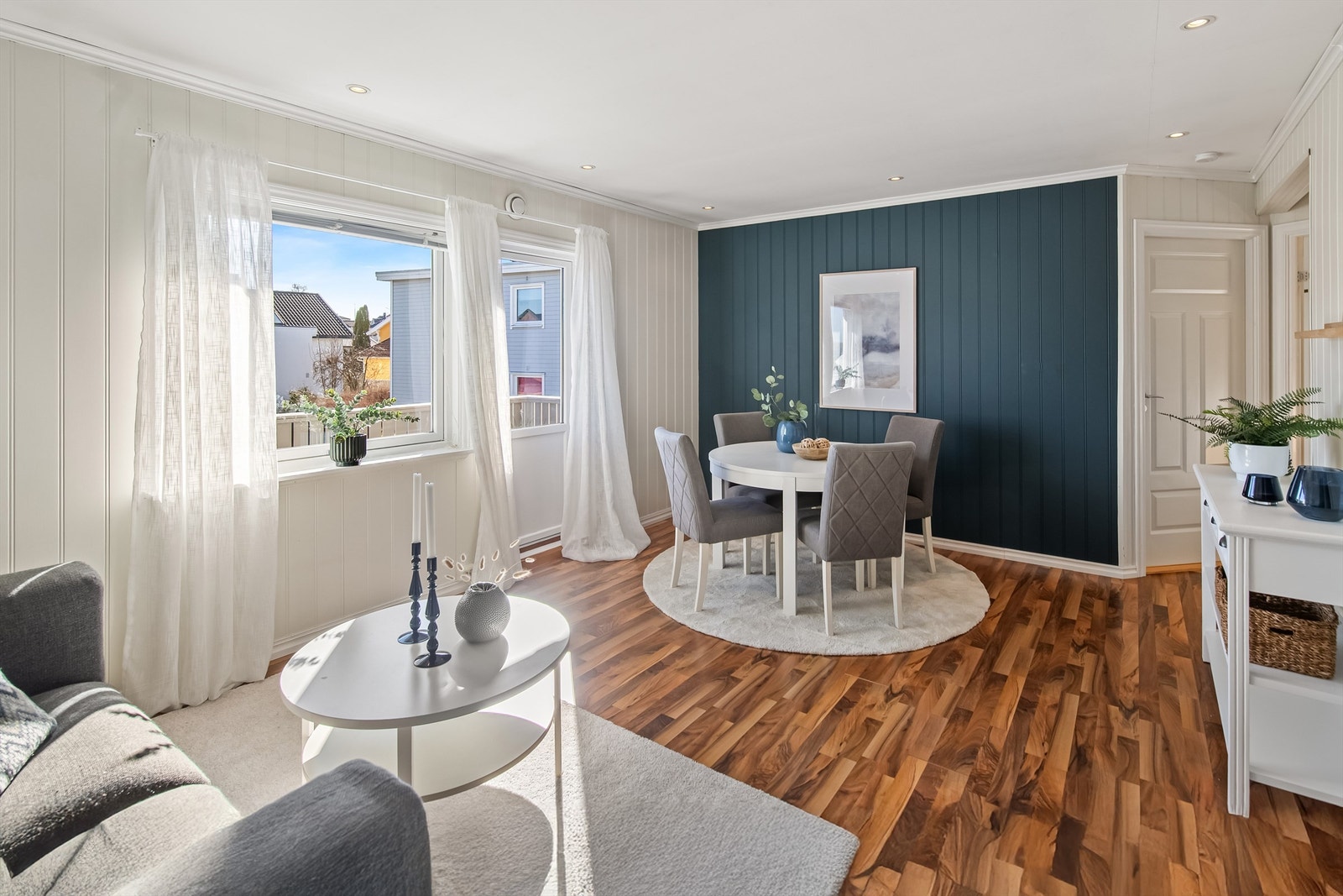Leiligheten er lys og pen innredet med en god og effektiv planløsning. Her får du to soverom, gang, kjøkken, romslig bad og stue. Galleribilde
