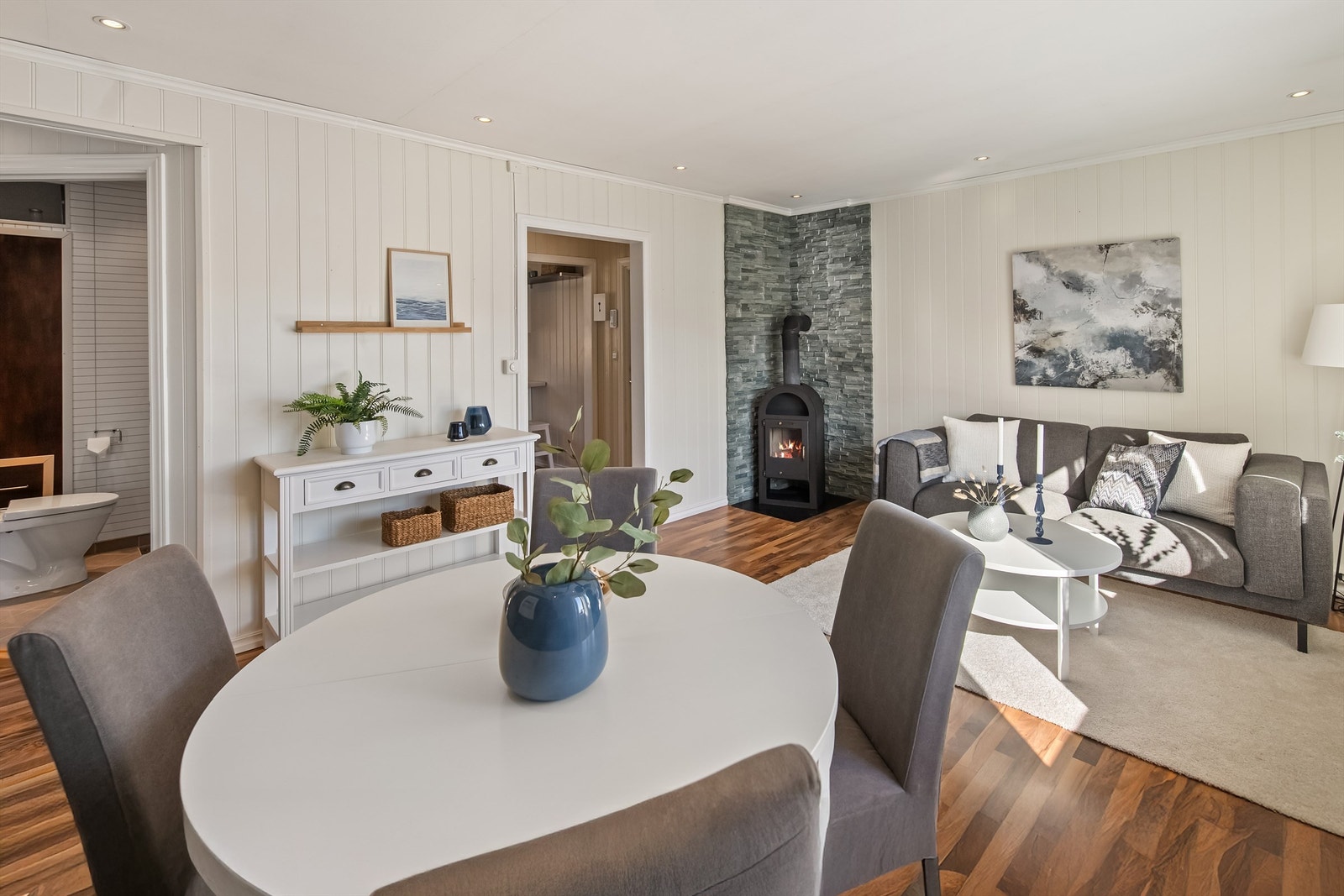 Stuen har god plass til både sofa og spisebord. Galleribilde