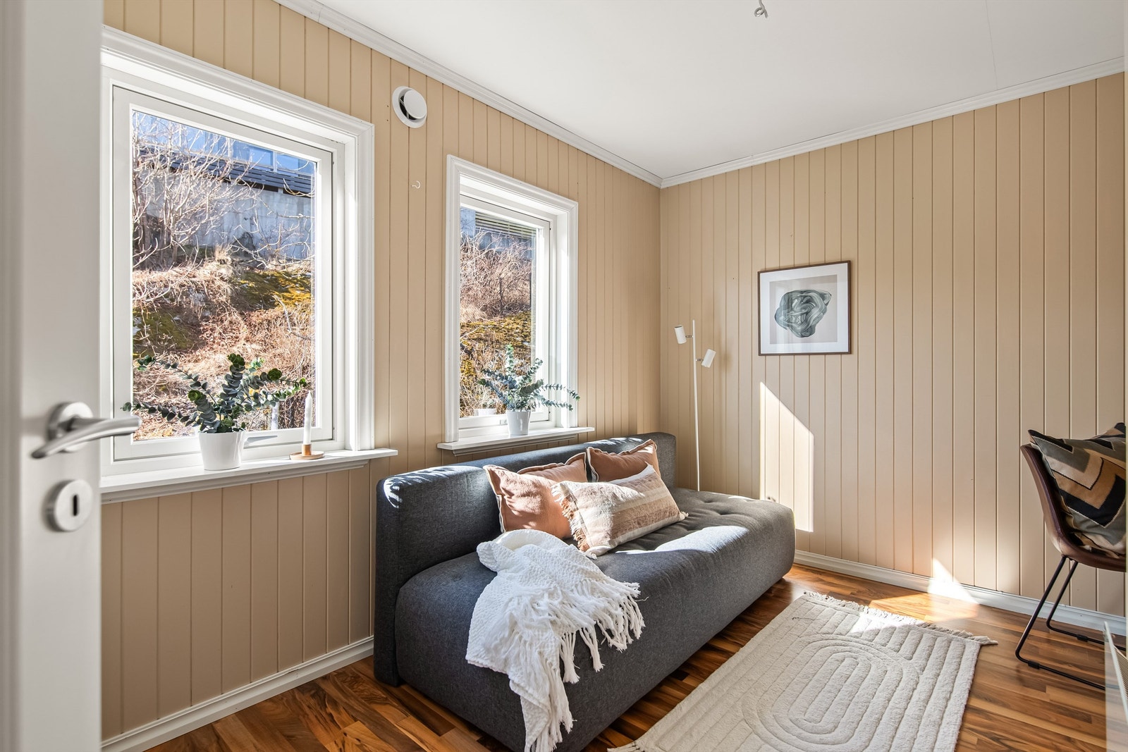 Soverom nummer to har både skapplass og eget kontorhjørne. Galleribilde