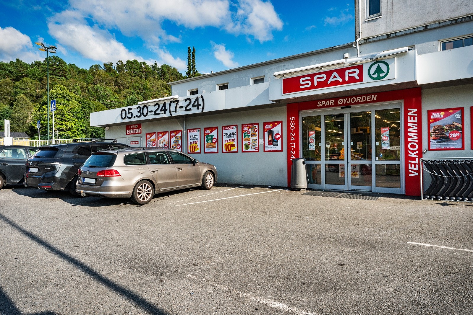 Spar er like ved. Bussholdeplassen er like utenfor borettslaget, og det tar 6 minutter å gå til bussholdeplassen ? der bussene inn til Bergen går hvert 20 min eller man kan gå ned til handelshøyskolen (ca. 10 min) der det går flere utvalg av busser Galleribilde