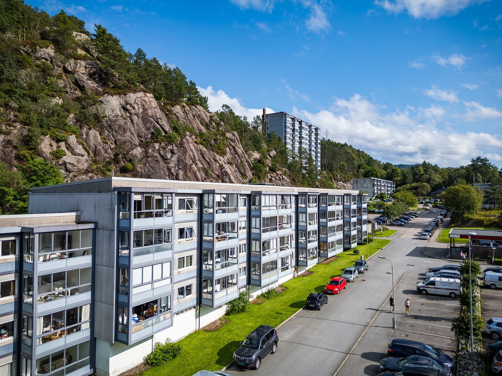 Eier kan få tildelt parkeringsplass etter søknad til borettslagets styre. Parkering langs kommunal vei etter egne bestemmelser. Det er fellesladere som man kan benytte, ellers parkering langs kommunal vei. Galleribilde