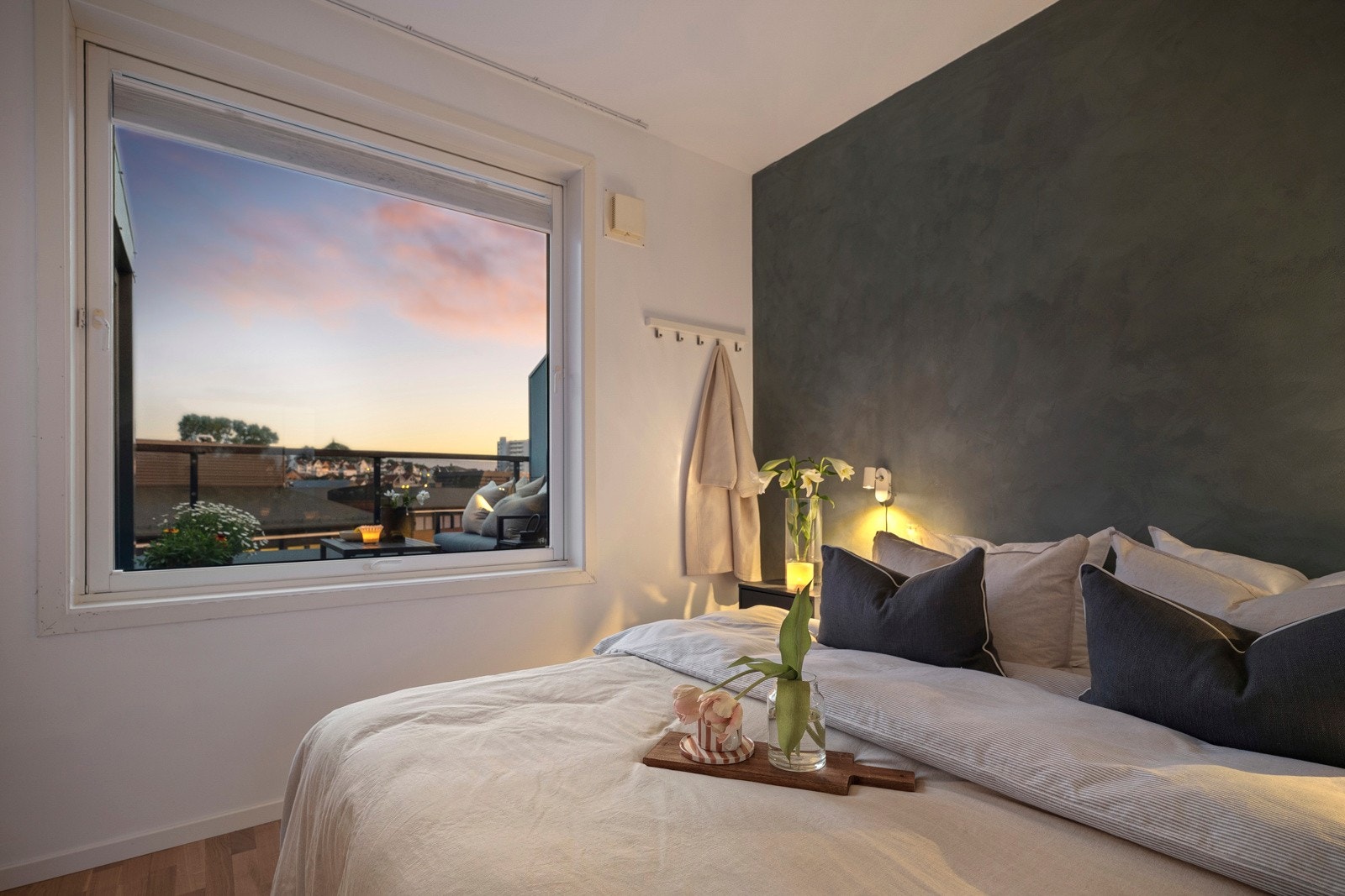 Vindu ut mot balkong gir godt med naturlig lys. Galleribilde