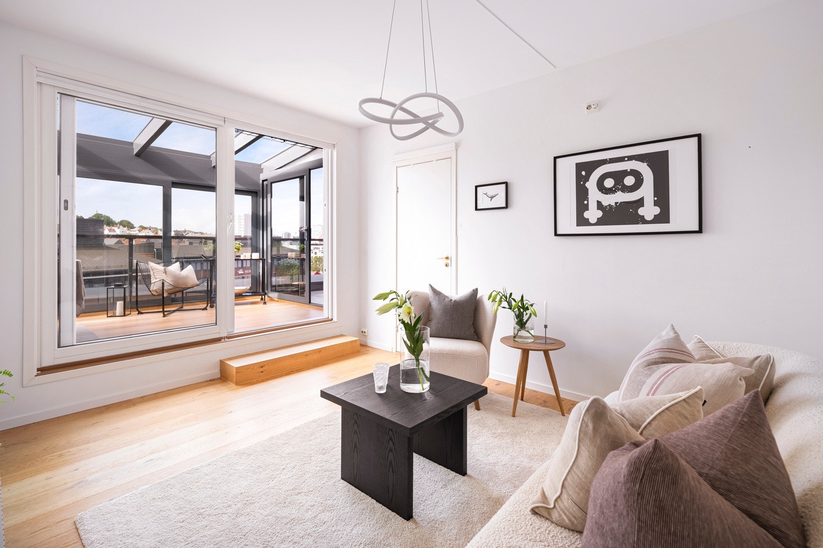 Gode vindusflater og høye skyvedører bader rommet i sollys og ivaretar utsikten. Galleribilde