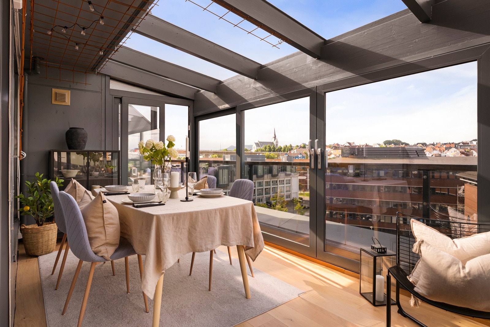 Uteplassen har gulvvarme og kan benyttes nær sagt hele året. Galleribilde