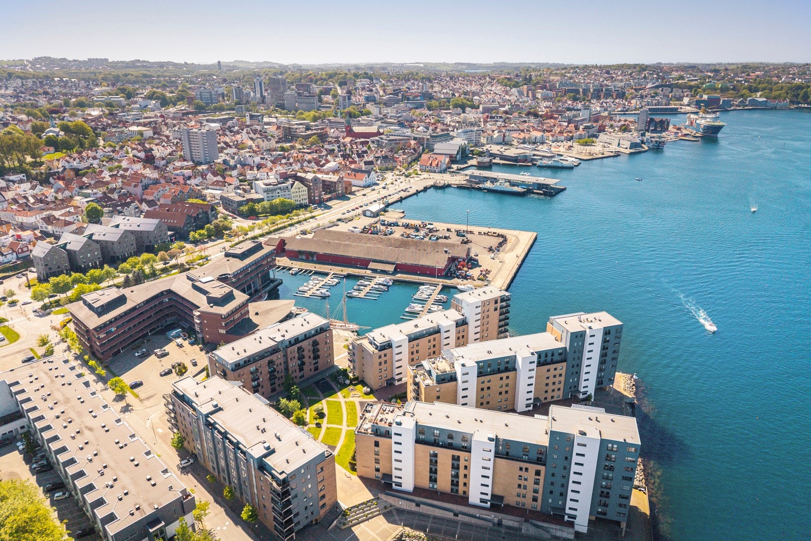 Badedammen ligger ca. 150 meter fra leiligheten - et nydelig område med sandstrand, to brygger, vannsklie, grillområde med mer Galleribilde