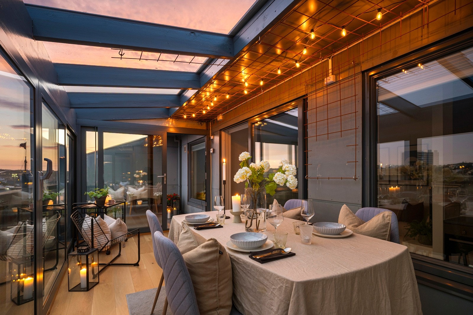 Fra stue/kjøkken er det utgang til en balkong på ca. 23 kvm, hvor midtre delen er innglasset og utgjør ca. 14 kvm. Galleribilde