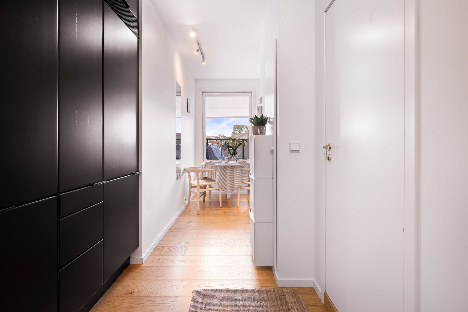 Leiligheten har garderobeskap i entreen og lagringsplass i disponibel bod på ca. 6 kvm Galleribilde