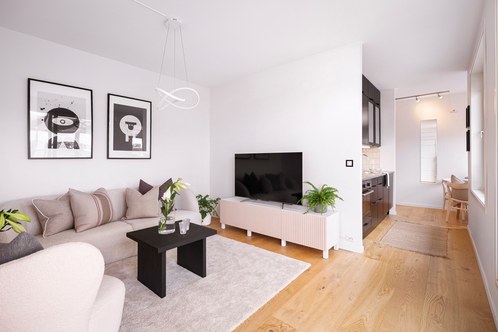 Stuen ligger med åpen løsning mot kjøkkenet. Galleribilde