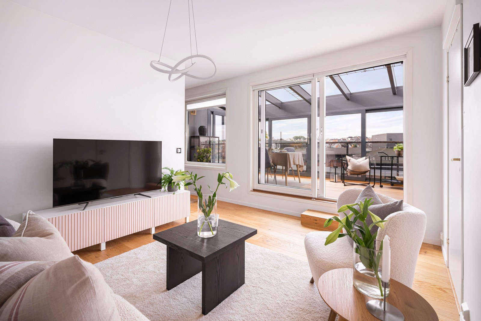 Stuen oppleves som luftig med 2,6 meter takhøyde, lysmalte vegger og listefri overgang til tak. Galleribilde