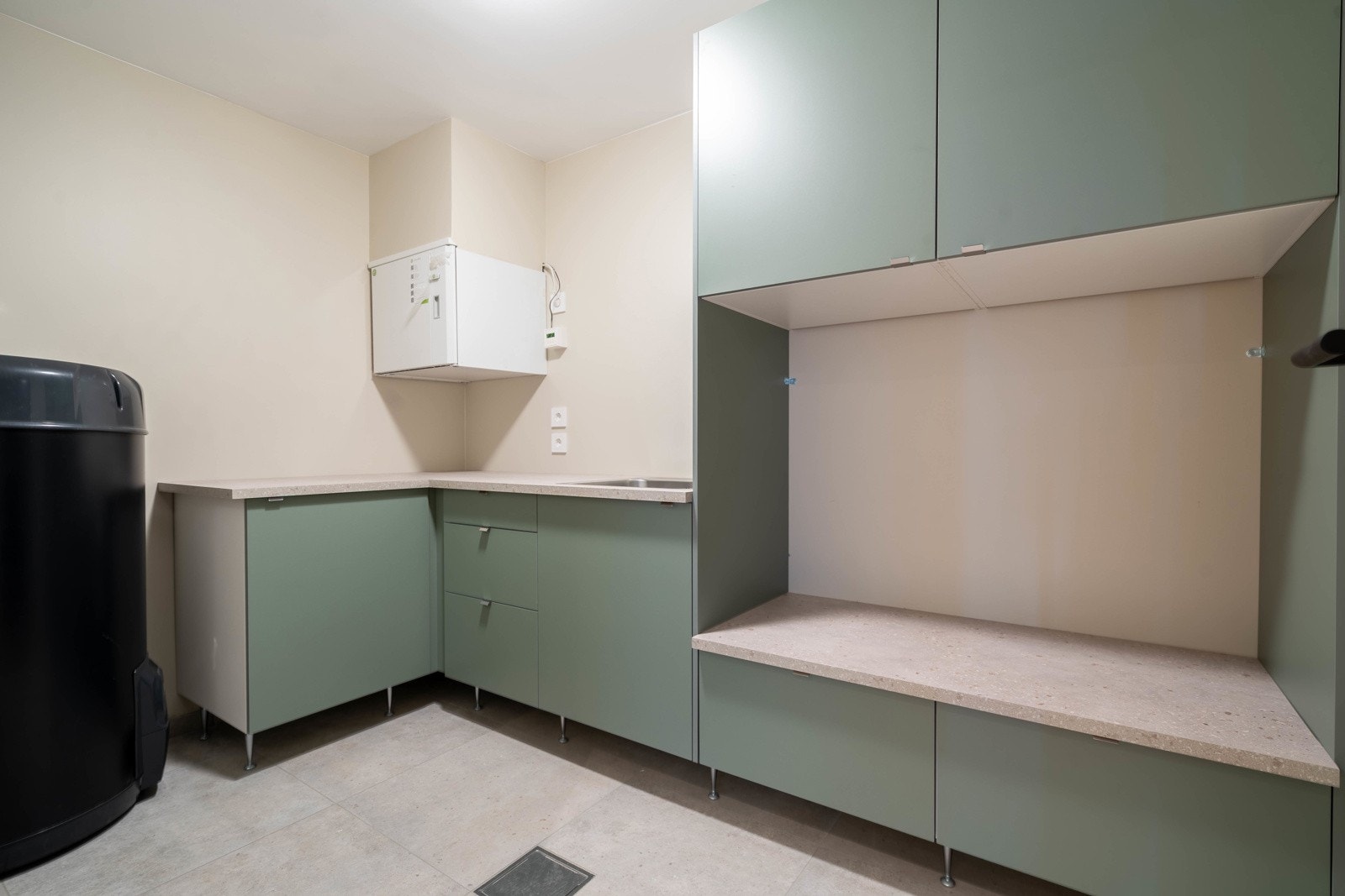 Vaskerom praktisk plassert vegg-i-vegg med badet i første etasje Galleribilde