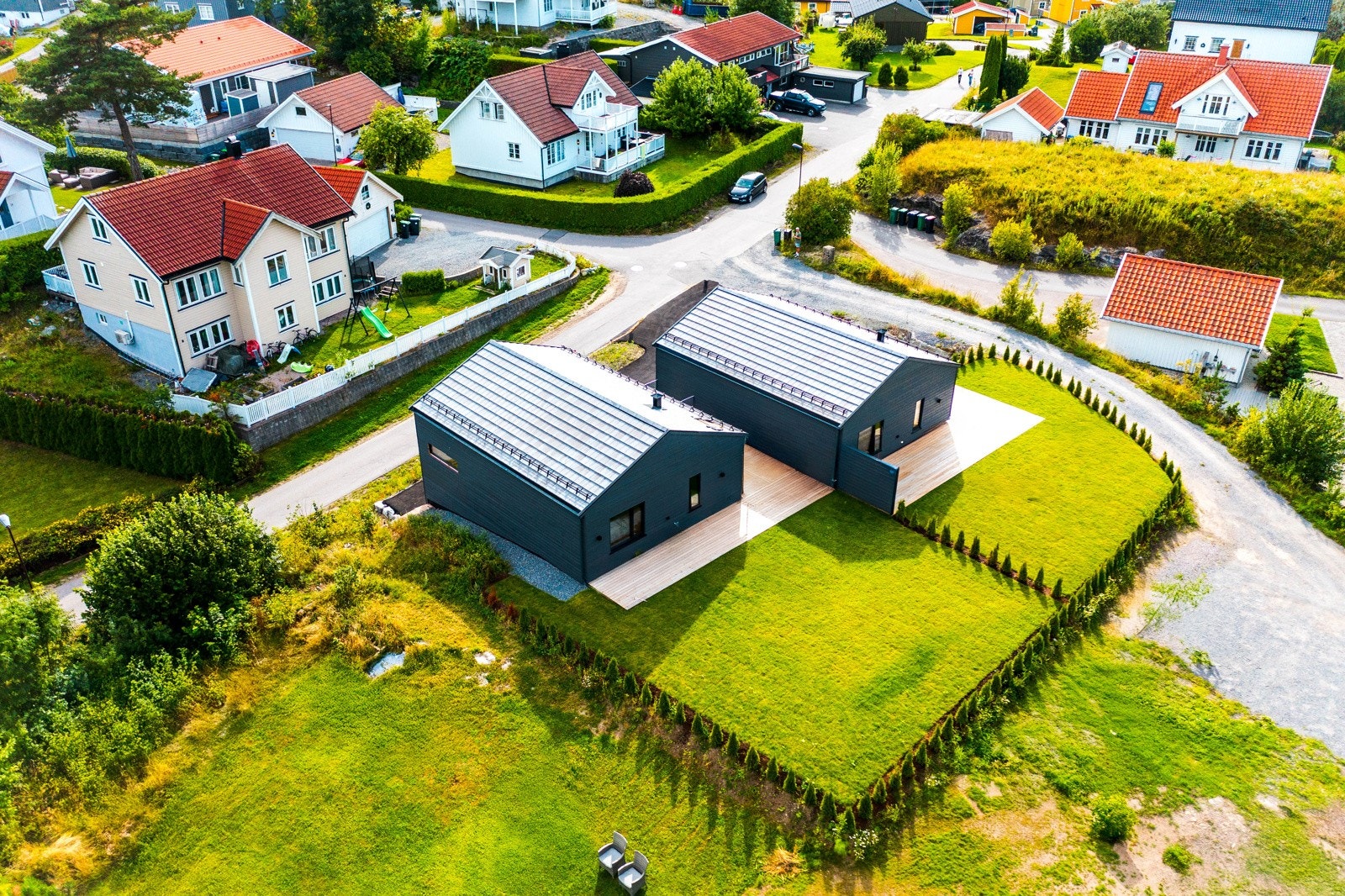 Første etasje inneholder entré, bad, teknisk rom, bod, to soverom og en utvendig bod. I andre etasje finner du et ekstra bad, hovedsoverom og en lys, åpen stue/kjøkkenløsning som skaper et luftig og sosialt oppholdsrom Galleribilde