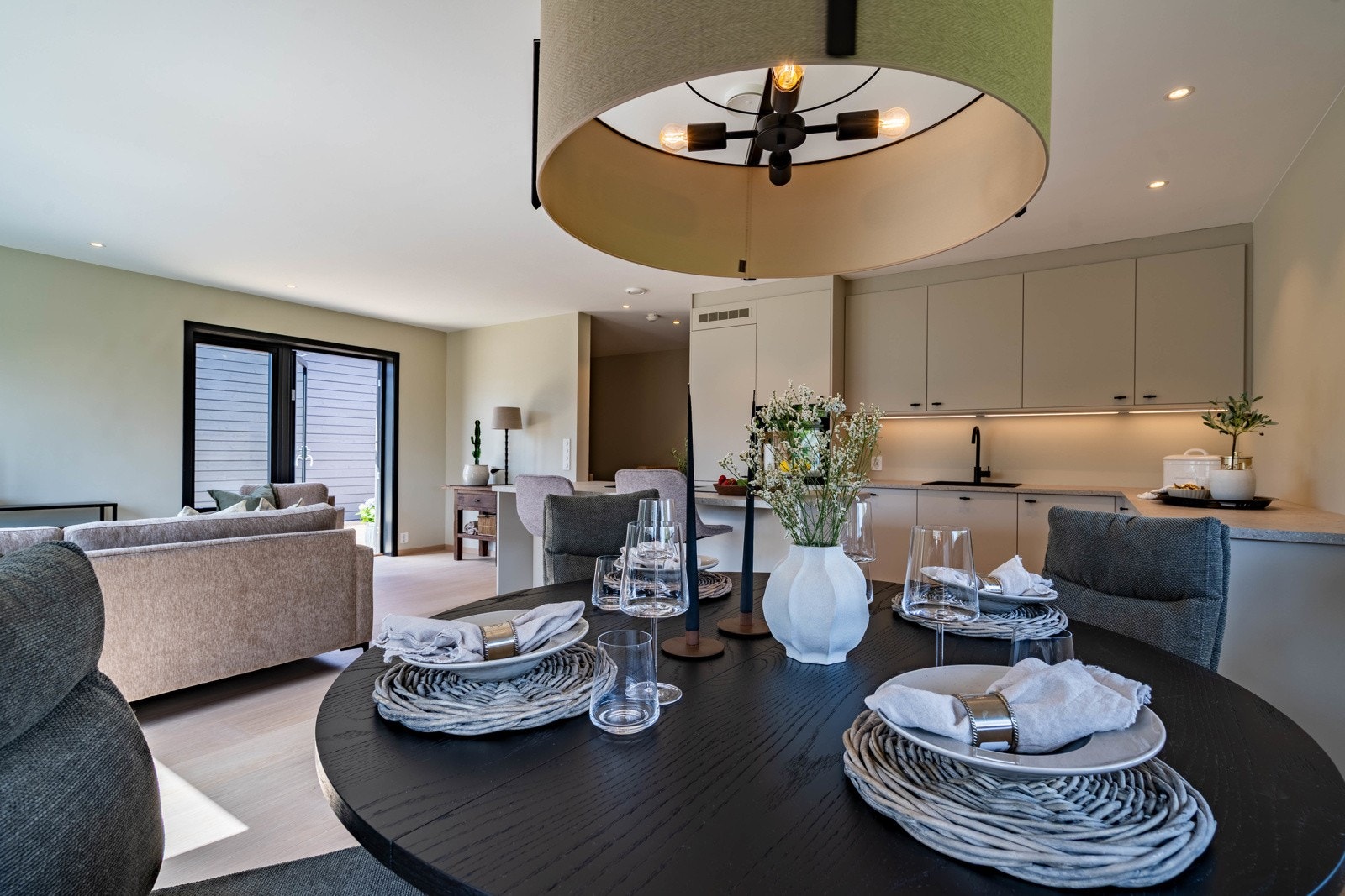 Det er montert både komfyrvakt og automatisk vannstopper for økt sikkerhet. Koketoppen har innebygd ventilator som bidrar til en ren og stilren kjøkkenløsning. En praktisk kjøkkenøy gir rikelig med arbeidsplass og blir et naturlig samlingspunkt i rommet. Galleribilde