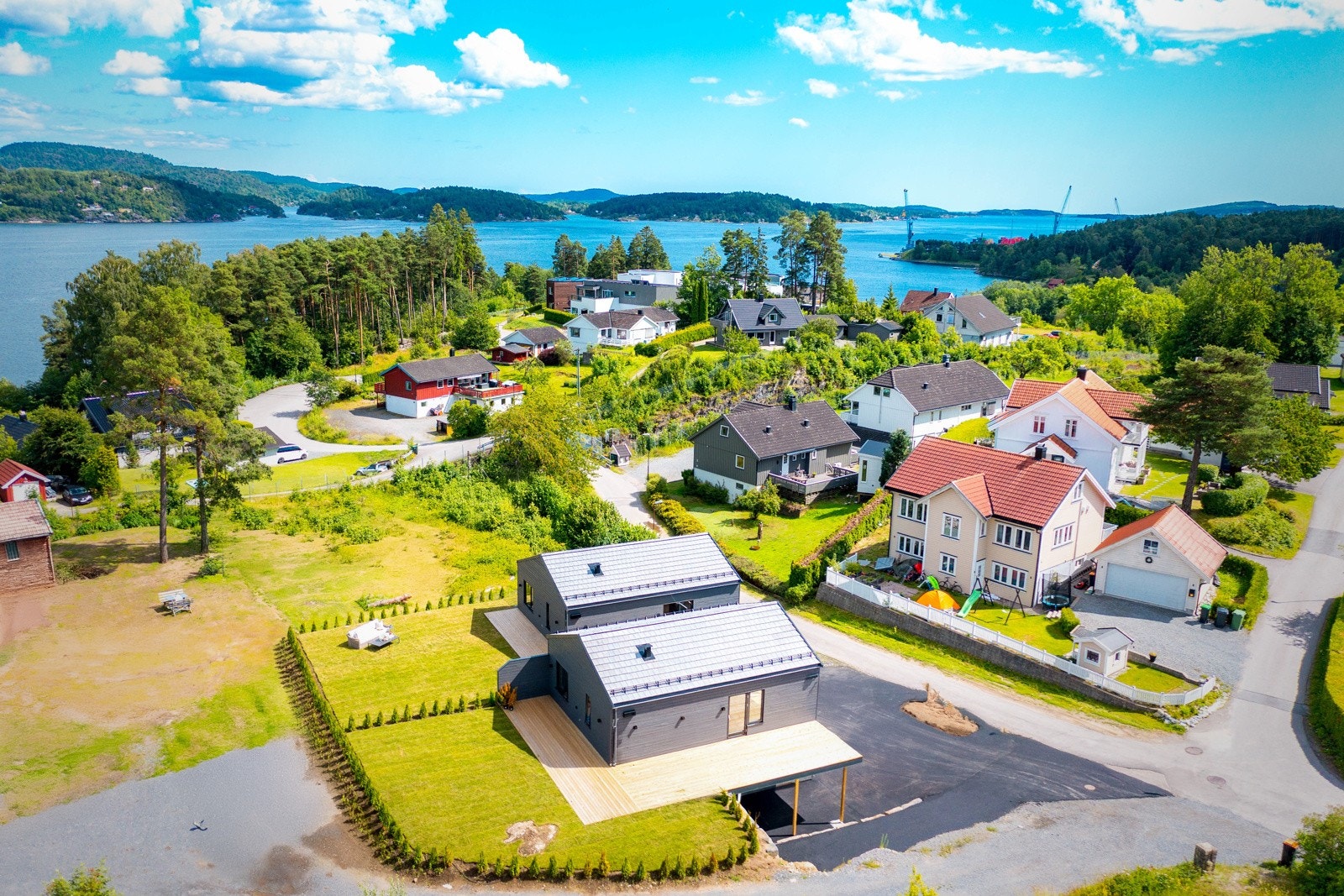 I nærområdet finner du vakre turområder som byr på flotte naturopplevelser året rundt, samt kort vei til idylliske badestrender for late sommerdager. Her ligger alt til rette for å nyte naturen - enten du går tur, sykler, bader eller går på ski. Galleribilde