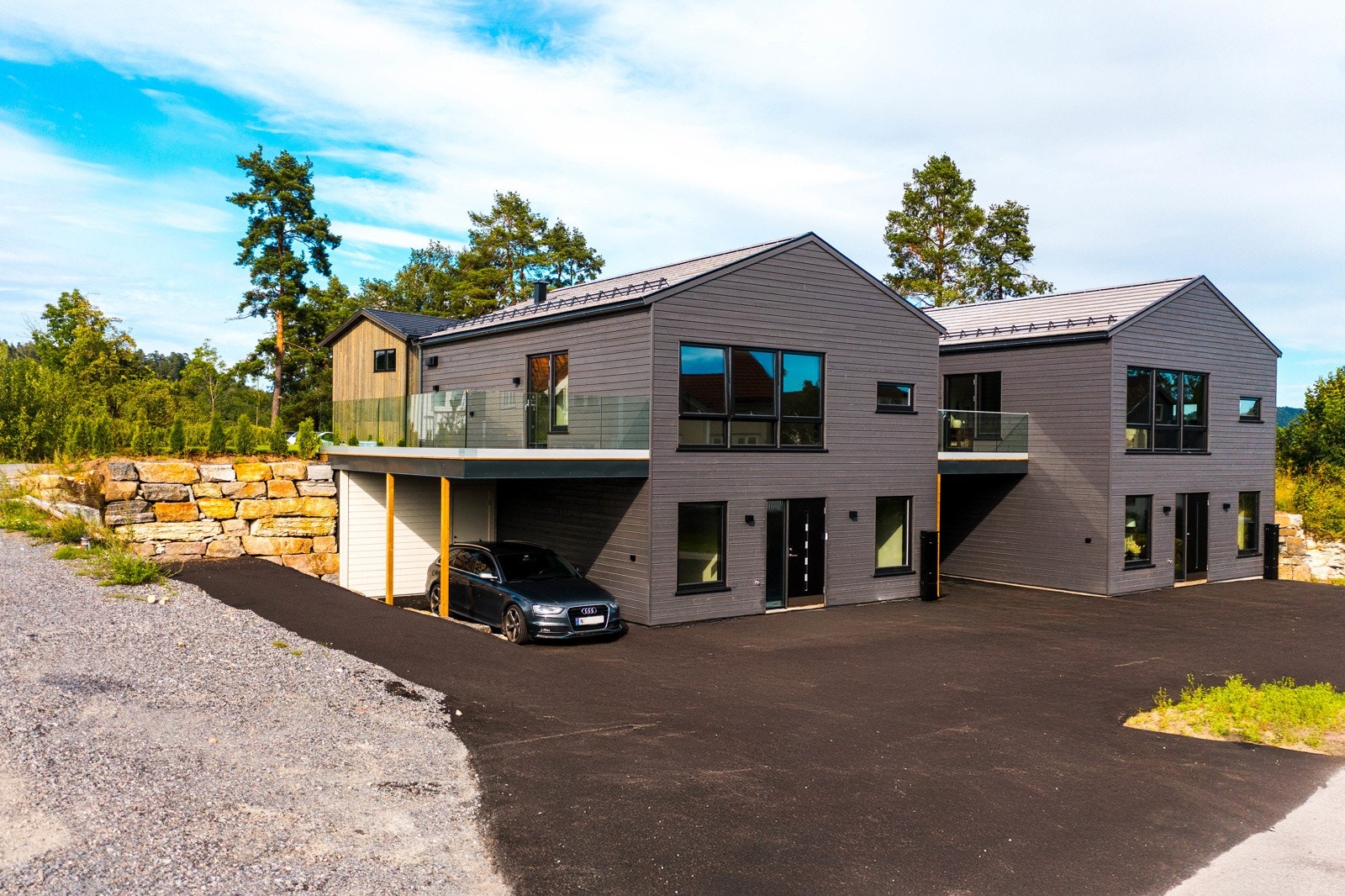 Boligen ligger i et veletablert og ettertraktet boligområde, omgitt av eneboliger og et godt nærmiljø. Den nærliggende bebyggelsen på Nedre Brønnløkka tilfører et moderne og levende preg - her bor du trygt og trivelig med alt du trenger Galleribilde