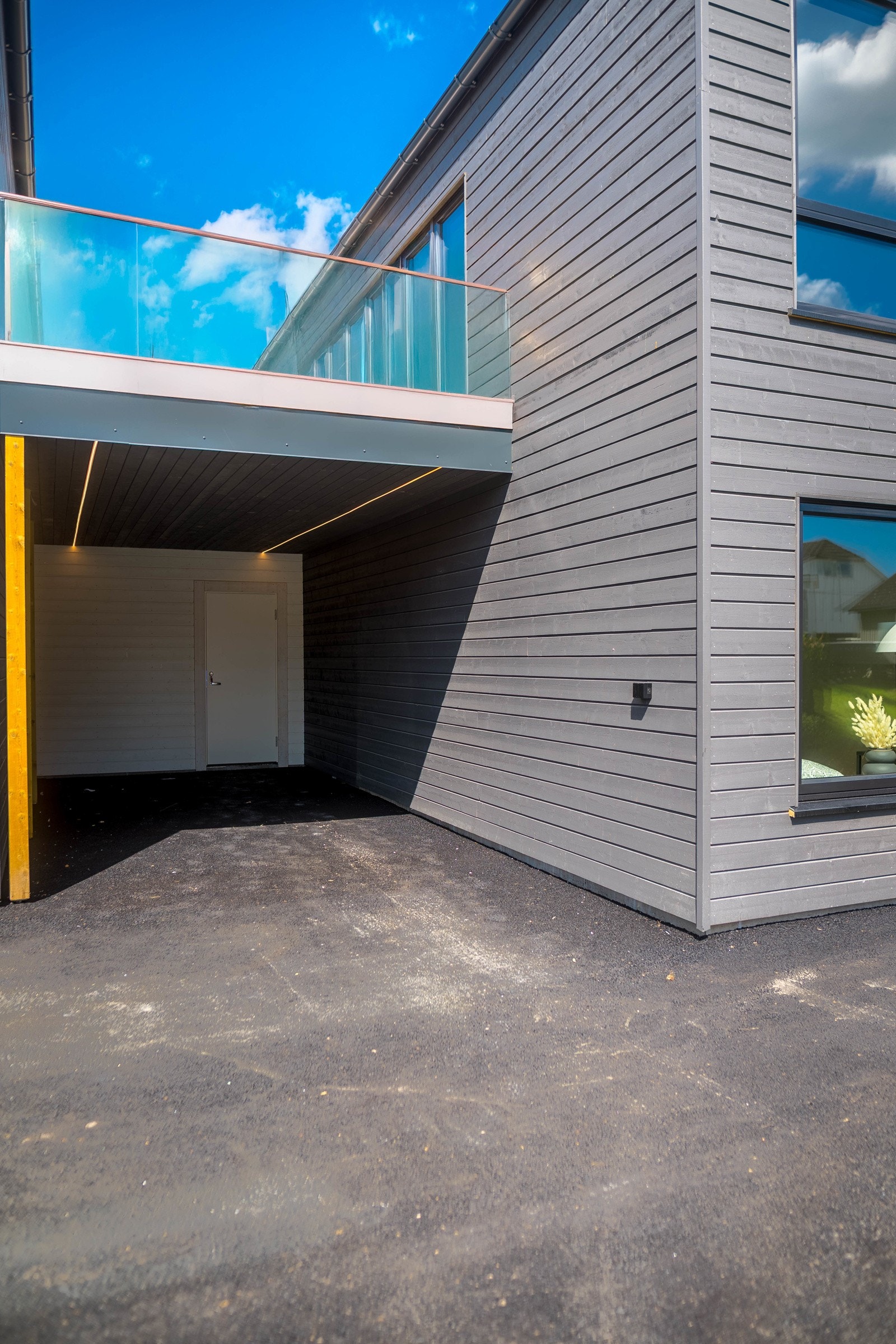 Carport med elbilader Galleribilde