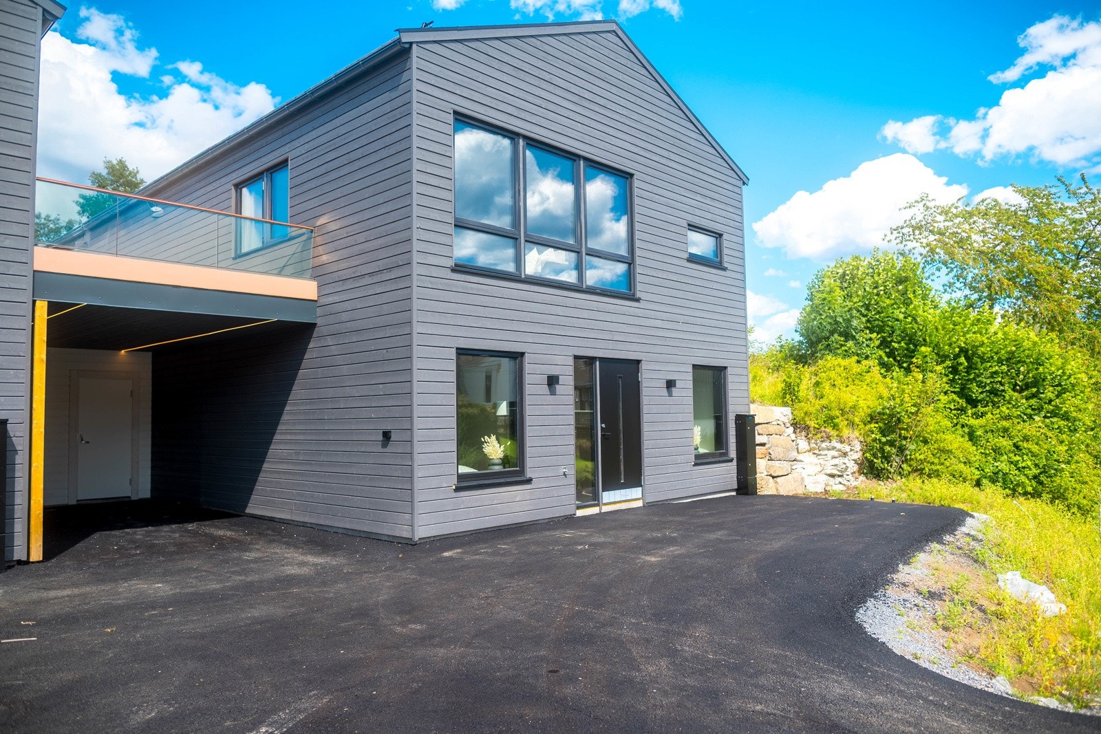 Selve boligen er en nyoppført enebolig over to fulle etasjer med høy standard, smarte løsninger og lun atmosfære. Den har 3 soverom, 2 moderne bad, og en åpen stue/kjøkkenløsning med god plass til både hverdagsliv og sosiale sammenkomster. Galleribilde