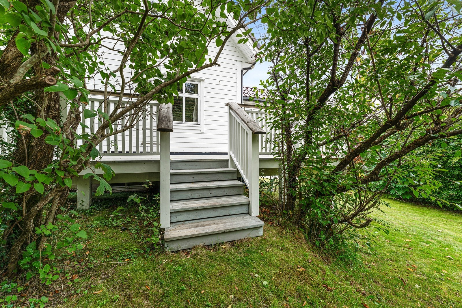 Det er bygget trapp fra terrassen for direkte adkomst videre til hagen. Galleribilde