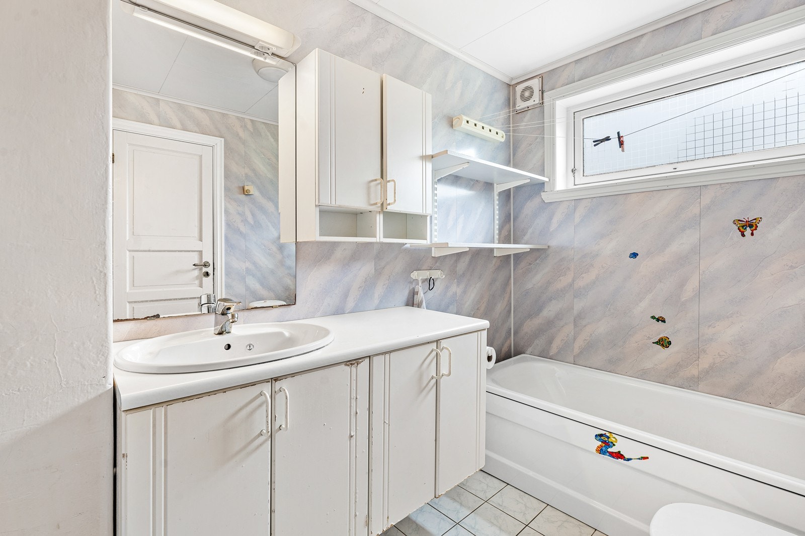 Eldre baderom som er modent for oppgradering for å oppnå dagens krav til standard. Galleribilde