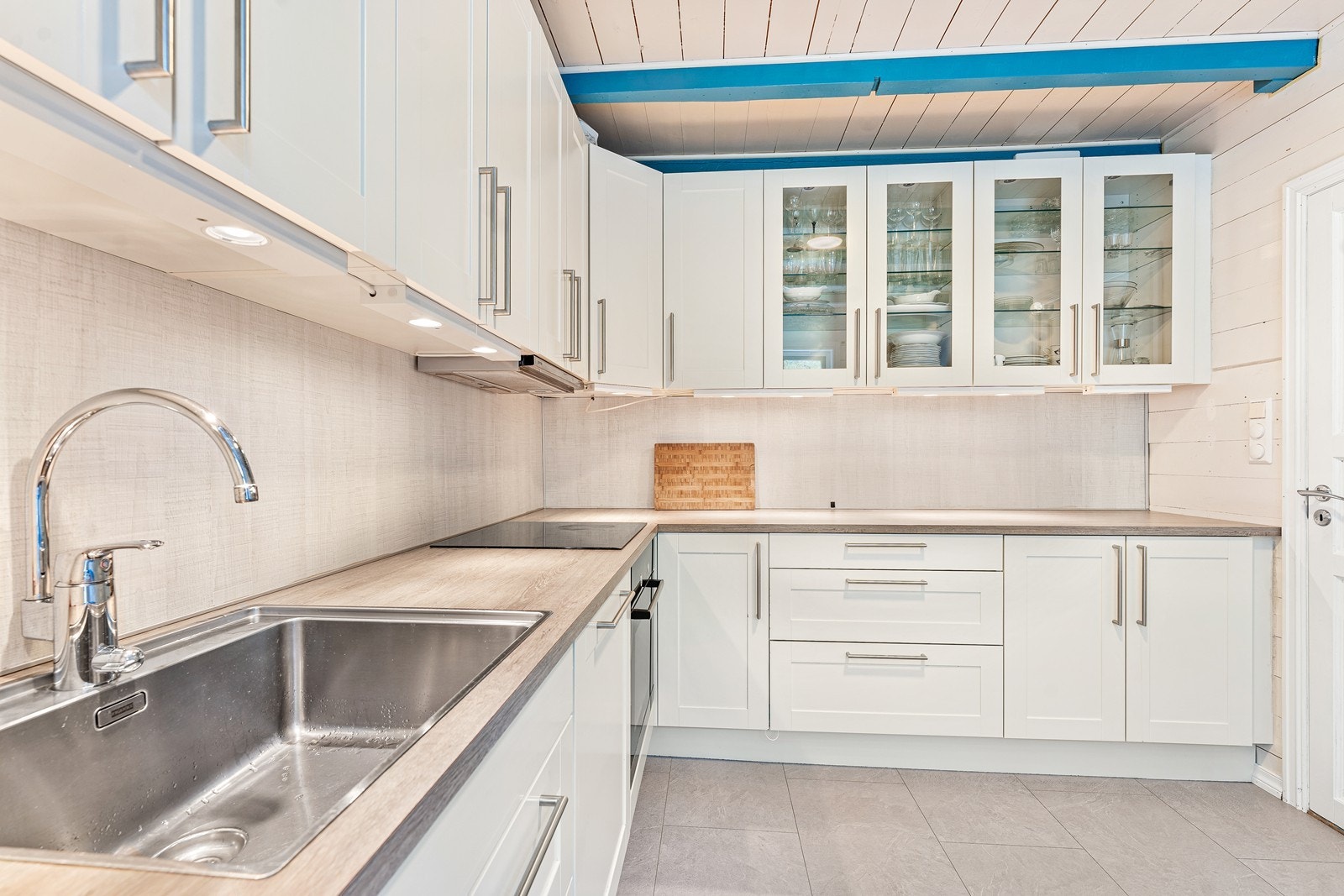 Her har man rikelig med skap -og benkeplass. Galleribilde