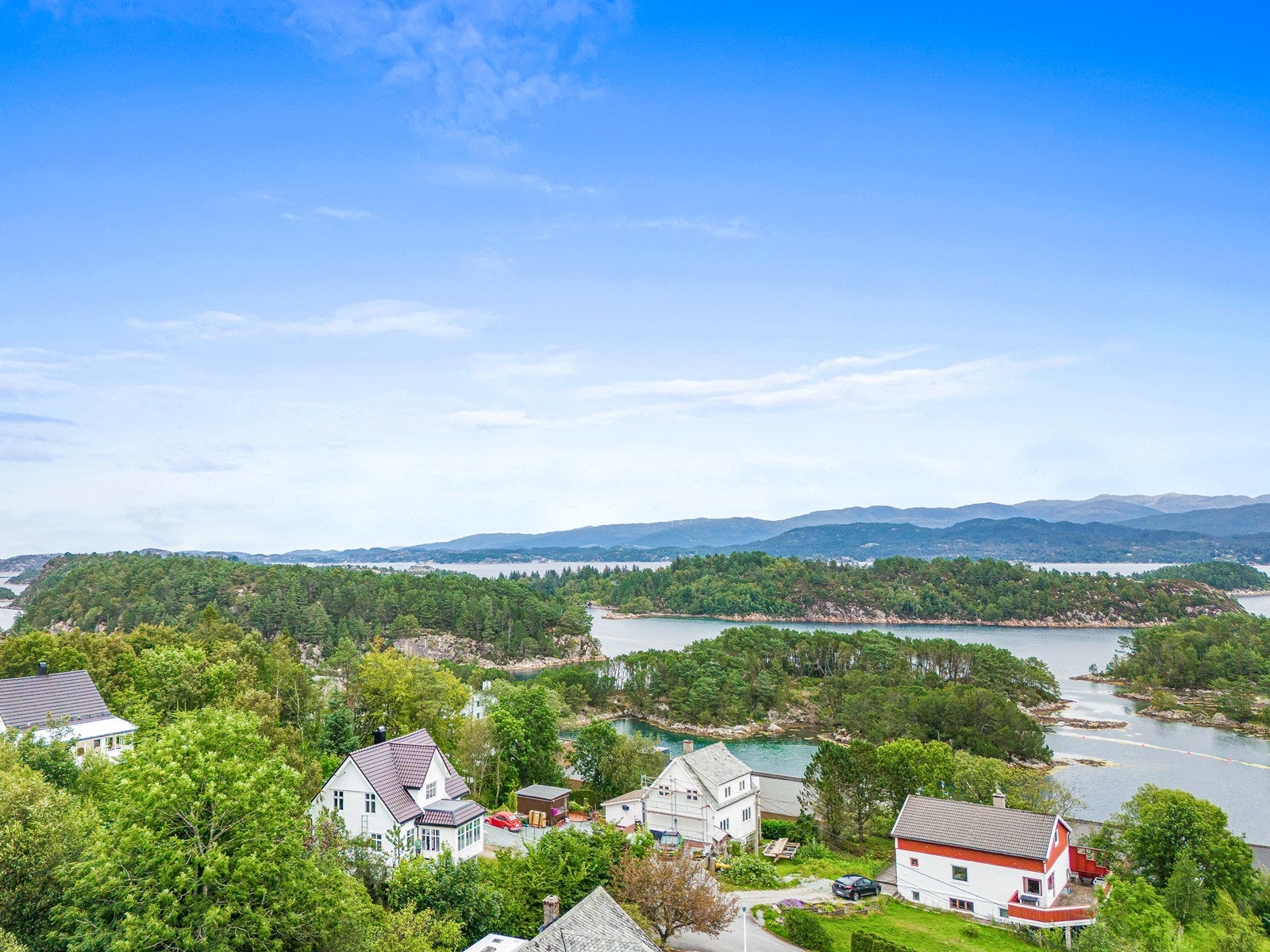 Fra eiendommen er det kort vei til større arbeidsplasser, skoler og barnehage. Like i nærheten ligger også Rubbestadneset hurtigbåtkai. Galleribilde