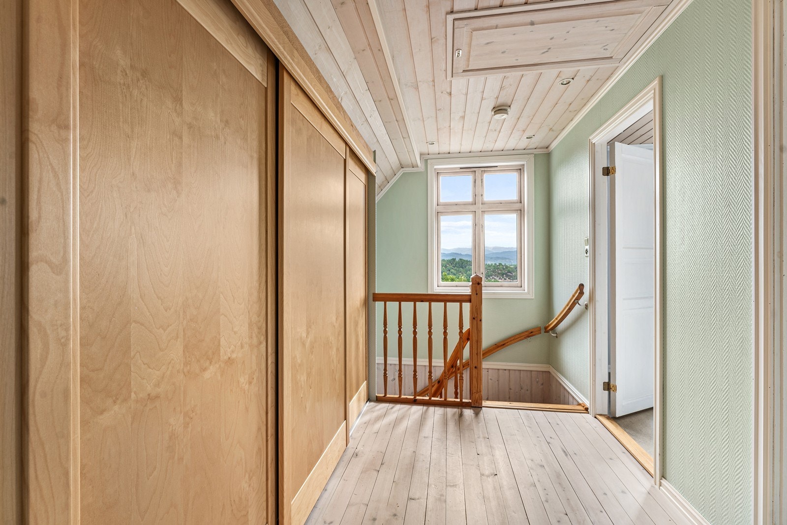 Gangen har også godt med skapplass. Galleribilde