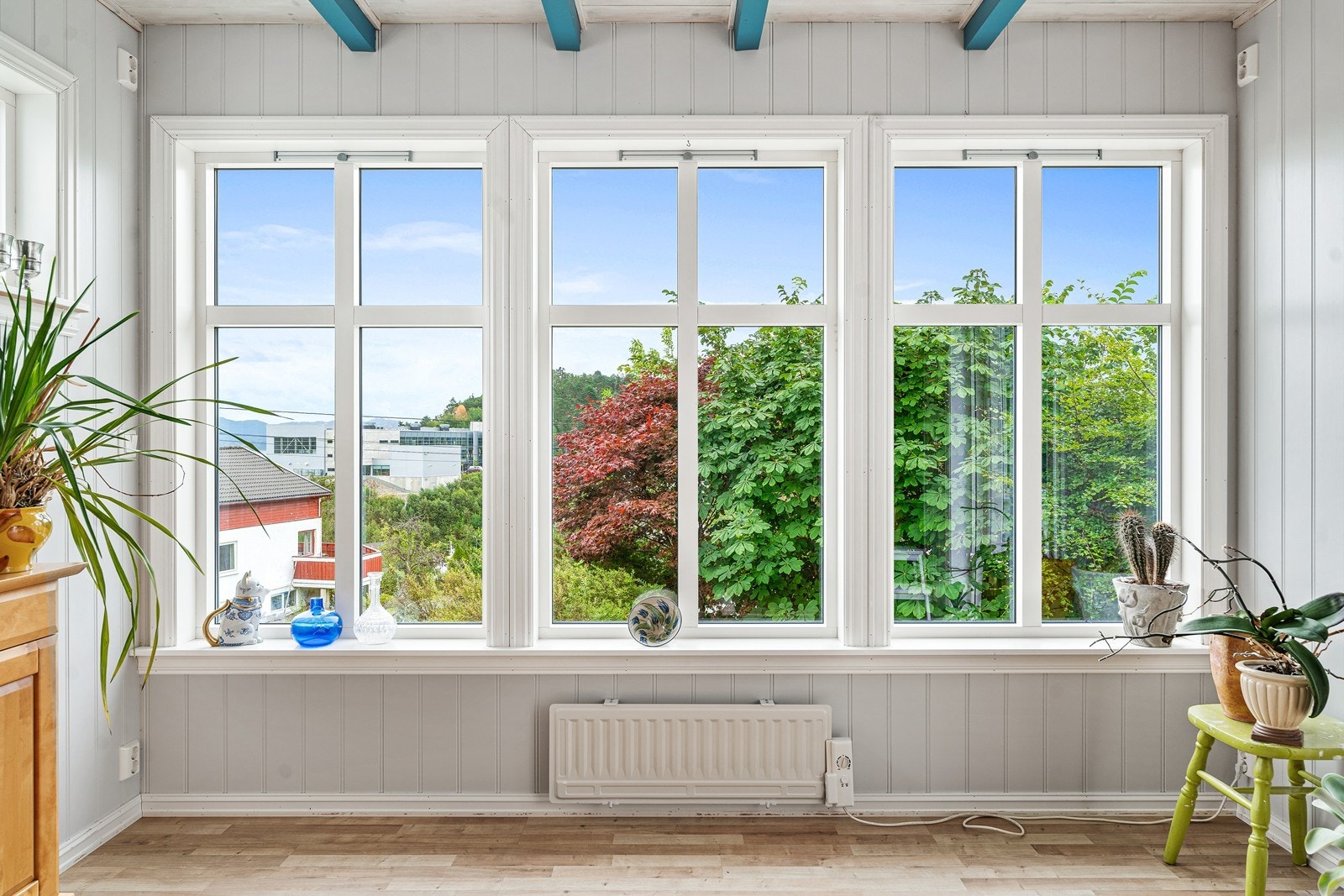 Store vinduer som gir et naturlig lysinnslipp til stuen. Galleribilde