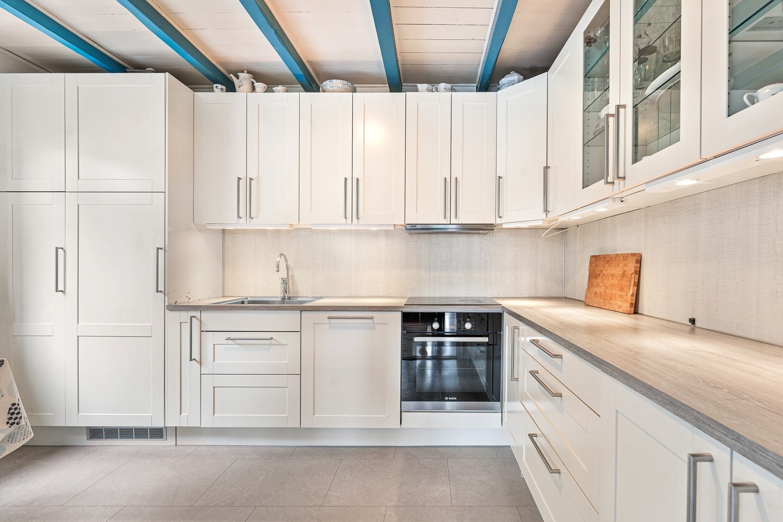 Moderne Sigdal kjøkken fra 2014. Innredningen består av profilerte fronter og benkeplate i laminat. Galleribilde