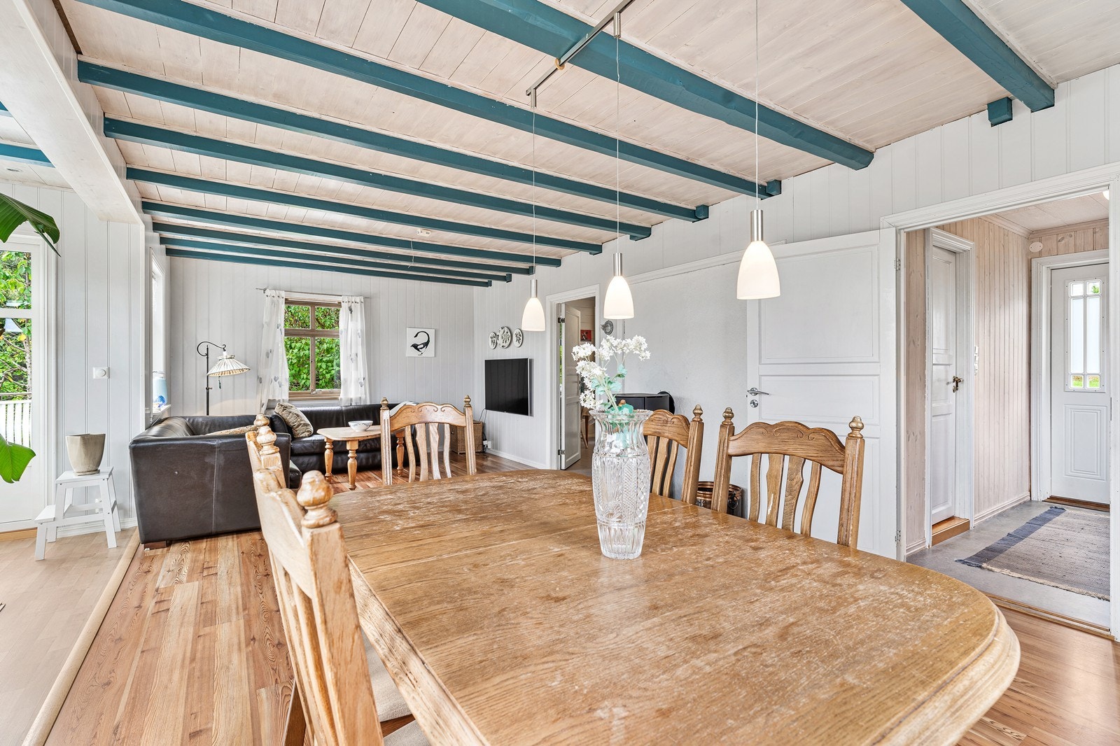 I stuen er det også god plass til spisegruppe for hele familien. Galleribilde