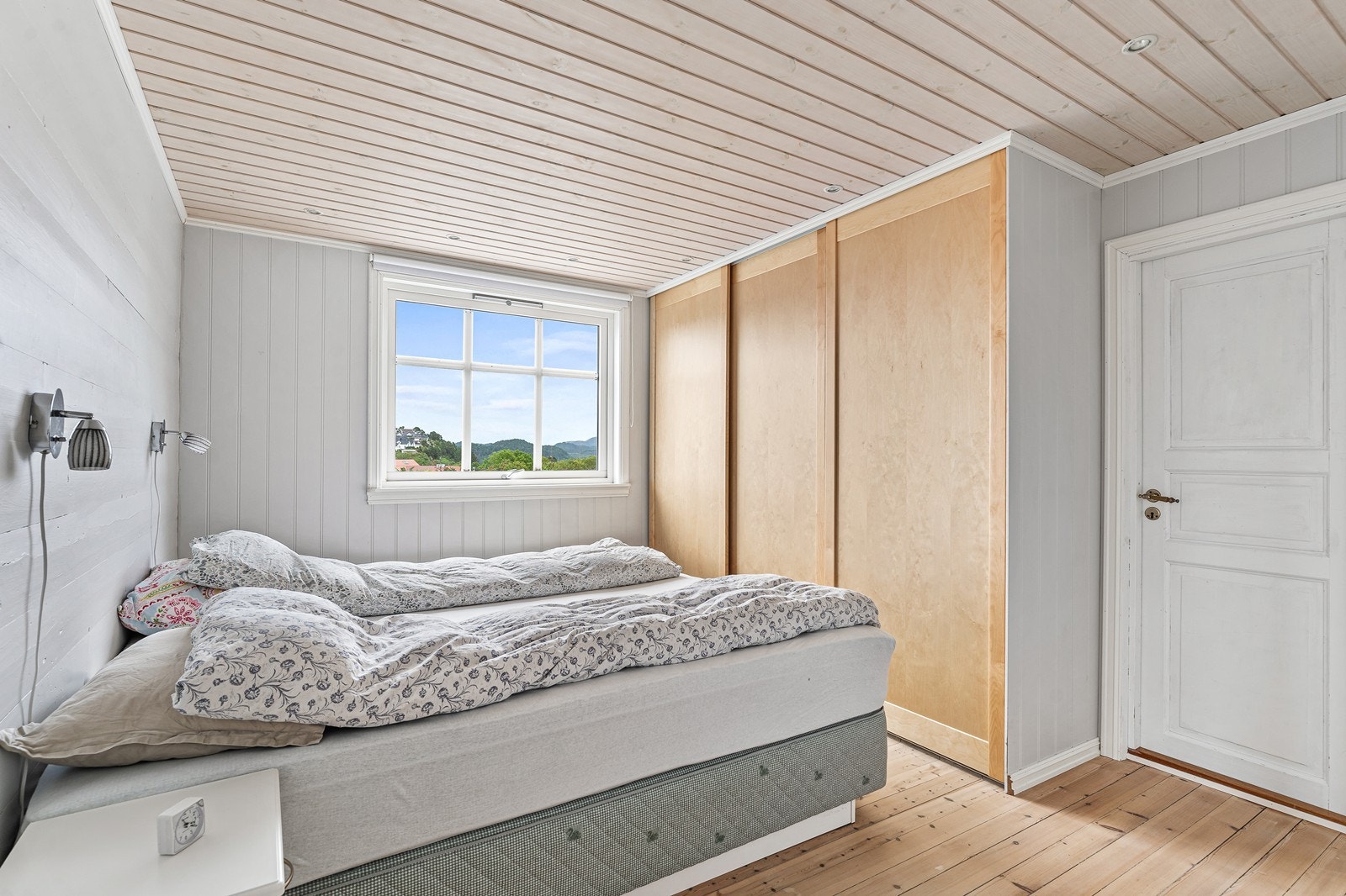 Hovedsoverom som har godt med skapplass. Galleribilde