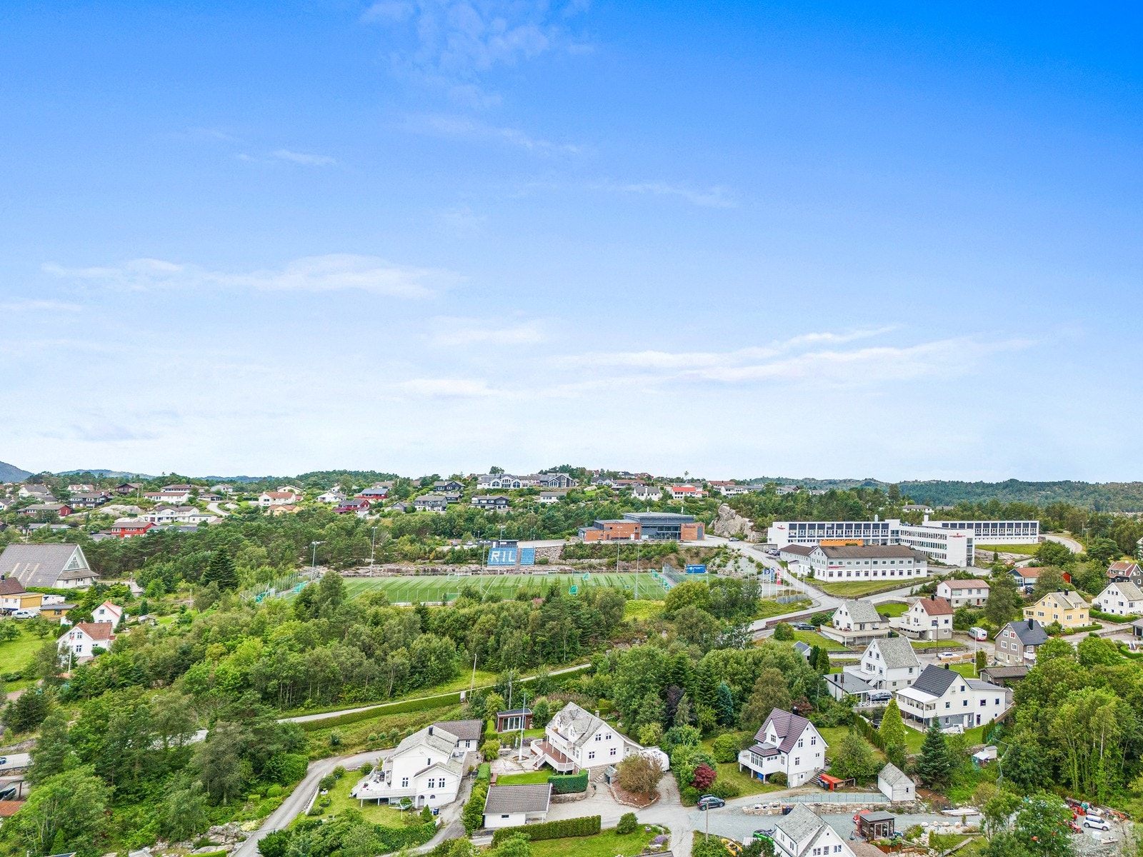 Det er kort vei til Kiwi Rubbestadneset, hvor du kan gjøre dine daglige innkjøp. For et utvidet butikk- og servicetilbud ligger Bømlo Storsenter en kort kjøretur fra boligen. Galleribilde