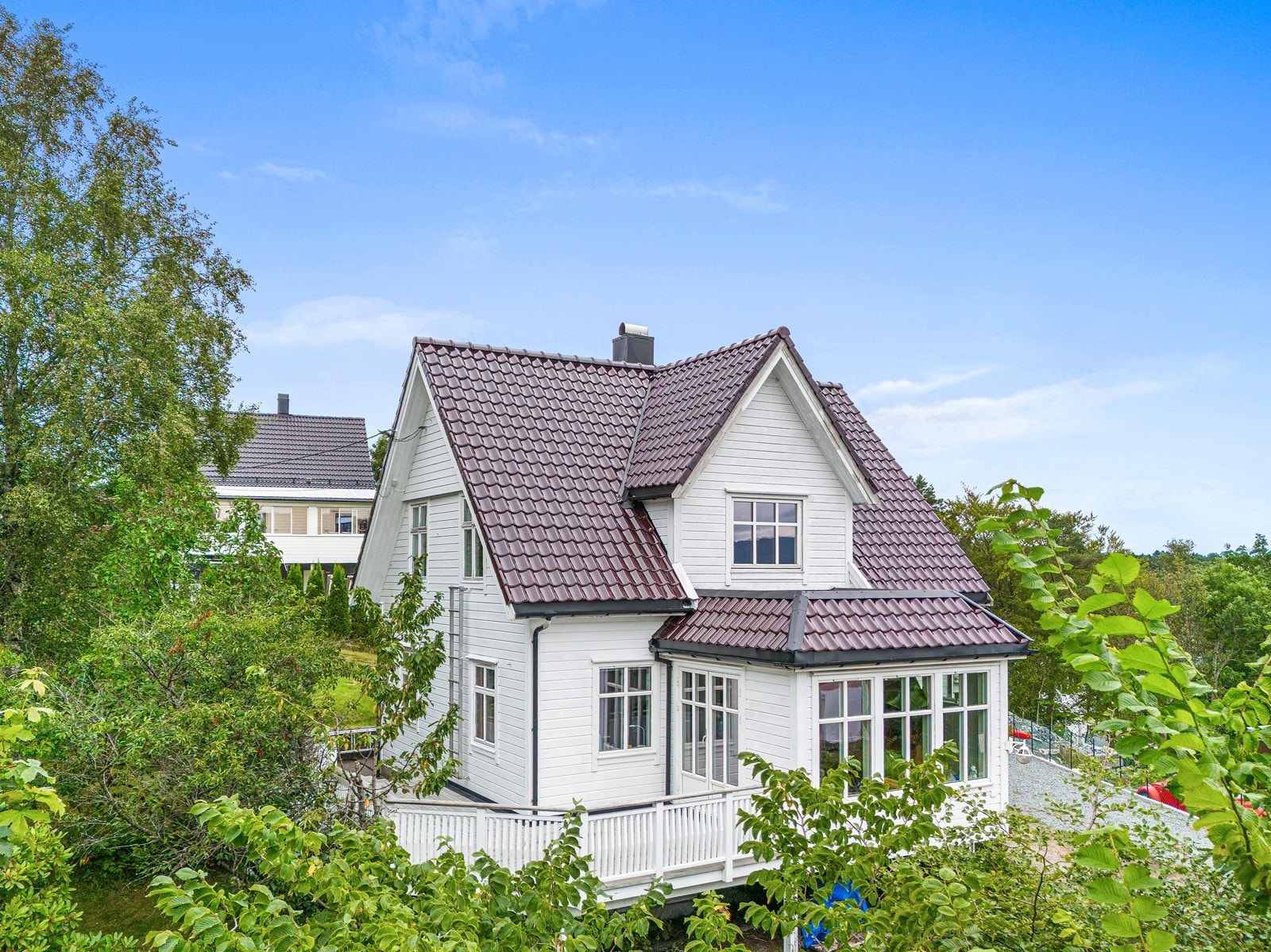 Boligen har en sentral beliggenhet på Rubbestadneset. Galleribilde