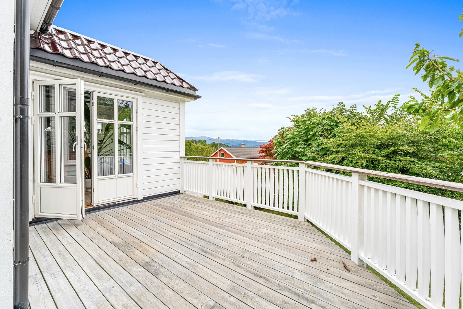 Terrassen ligger sør/vestvendt til og har utsikt over nærområdet. Galleribilde