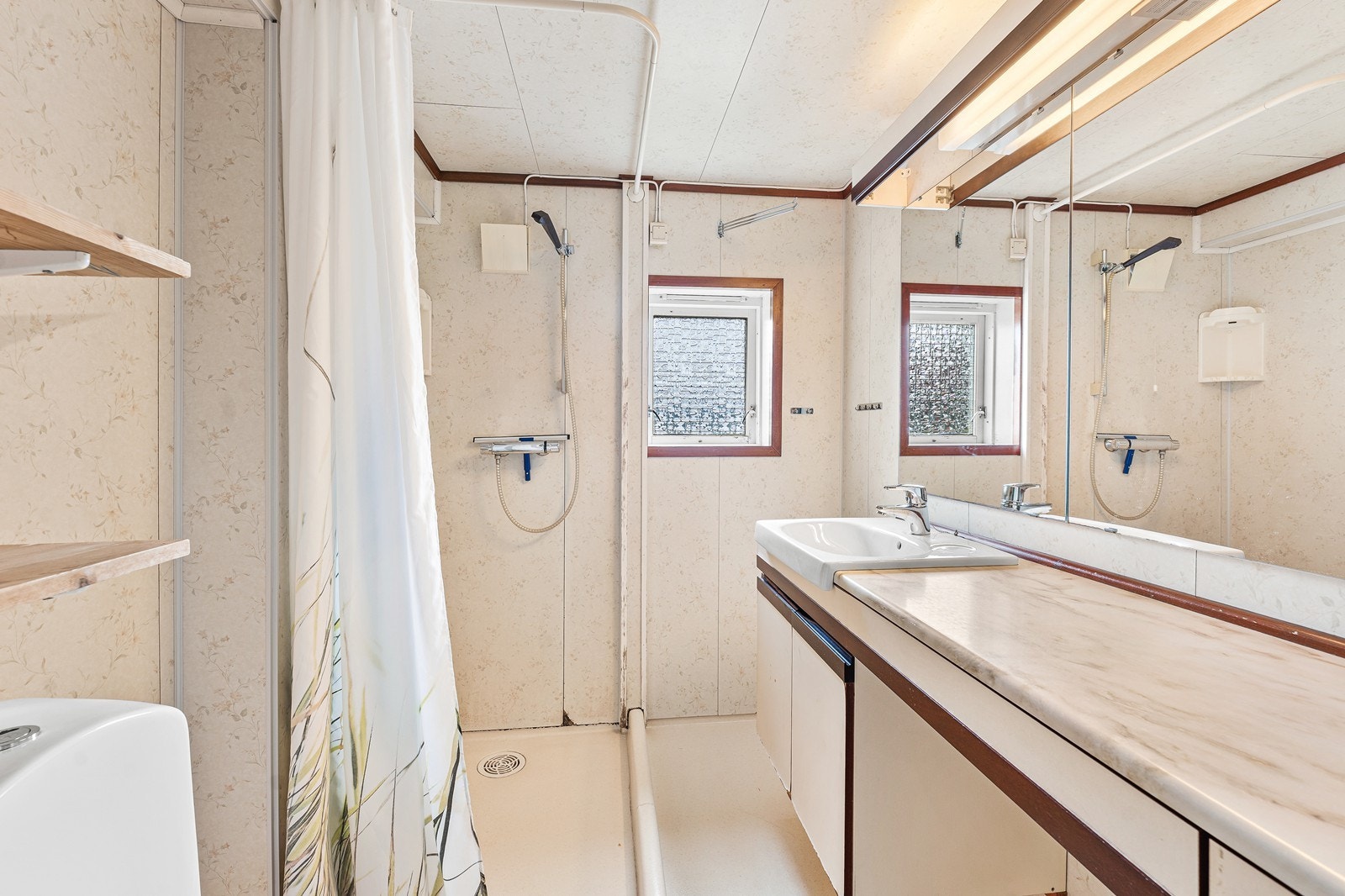 Eldre baderom som er modent for oppgradering for å oppnå dagens krav til standard. Galleribilde