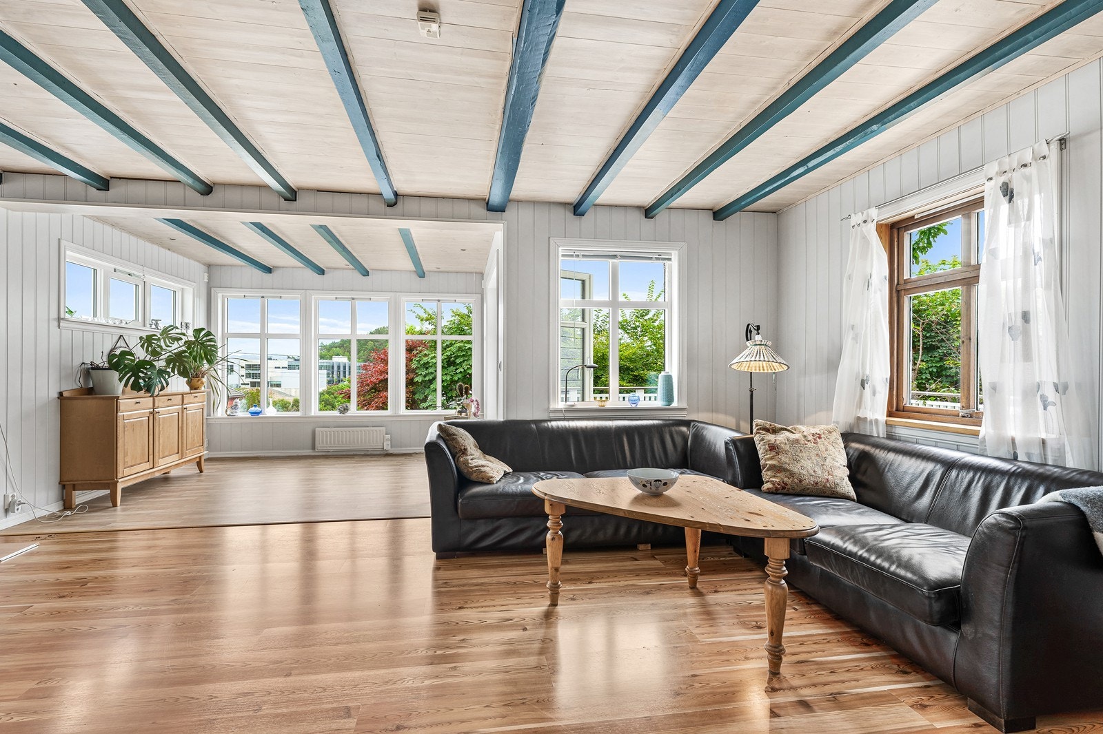 Romslig stue med god plass til både sofagruppe og spisestue. Galleribilde