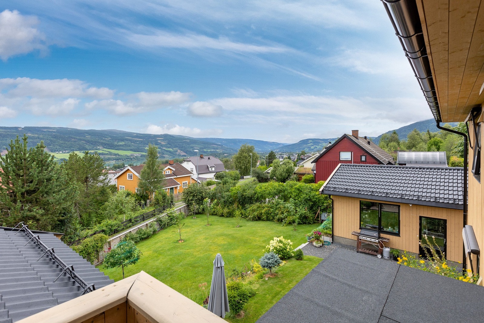 Utsikt mot by og dal fra balkongen i 2. etasje. Galleribilde