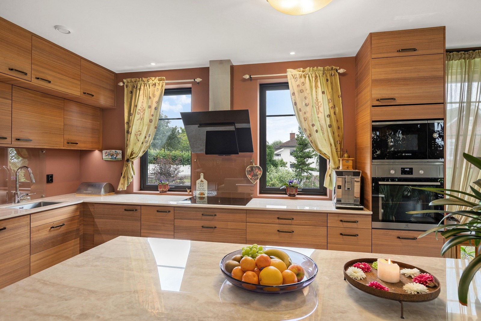 Kjøkkenet fremstår moderne og funksjonelt, med innredning med glatte fronter som gir et stilrent uttrykk. Galleribilde