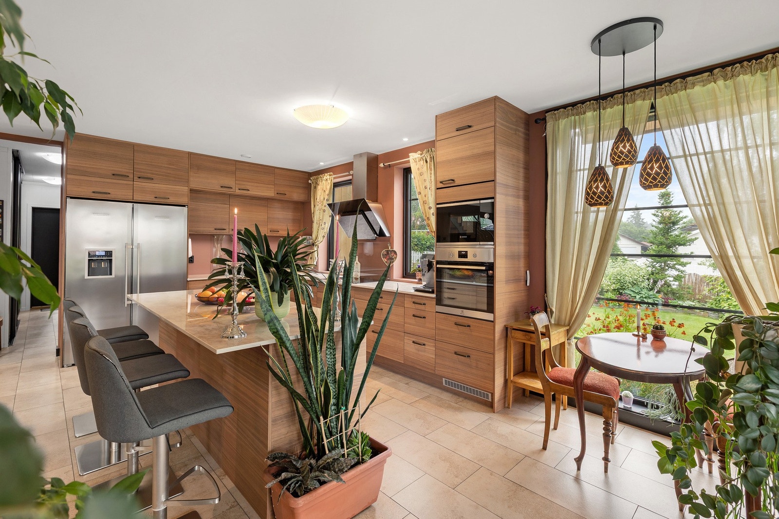 Kjøkkenet innehar en praktisk kjøkkenøy med sitteplasser for de raske måltidene. Galleribilde