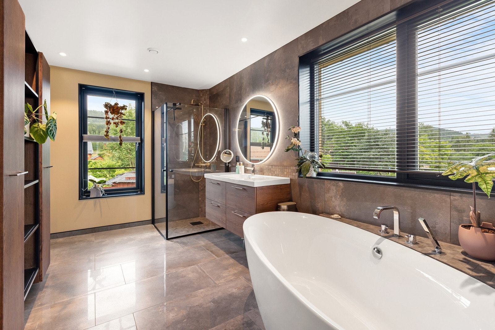 Lekkert bad med både badekar og dusjhjørne. Galleribilde