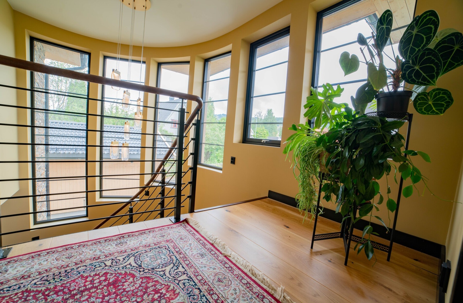 Gangarealet i 2. etasjen er romslig og det er gelender ned mot stuen i 1. etasjen. Galleribilde