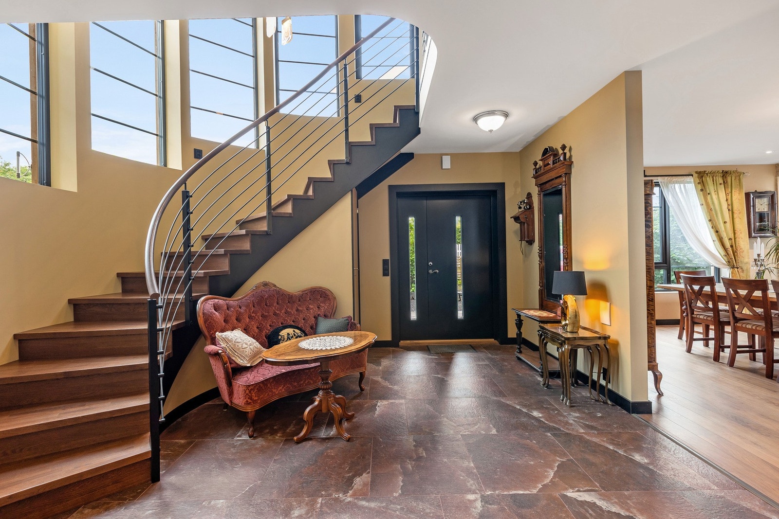 Man ankommer boligen via en romslig hall med trapp opp til andre etasje. Galleribilde