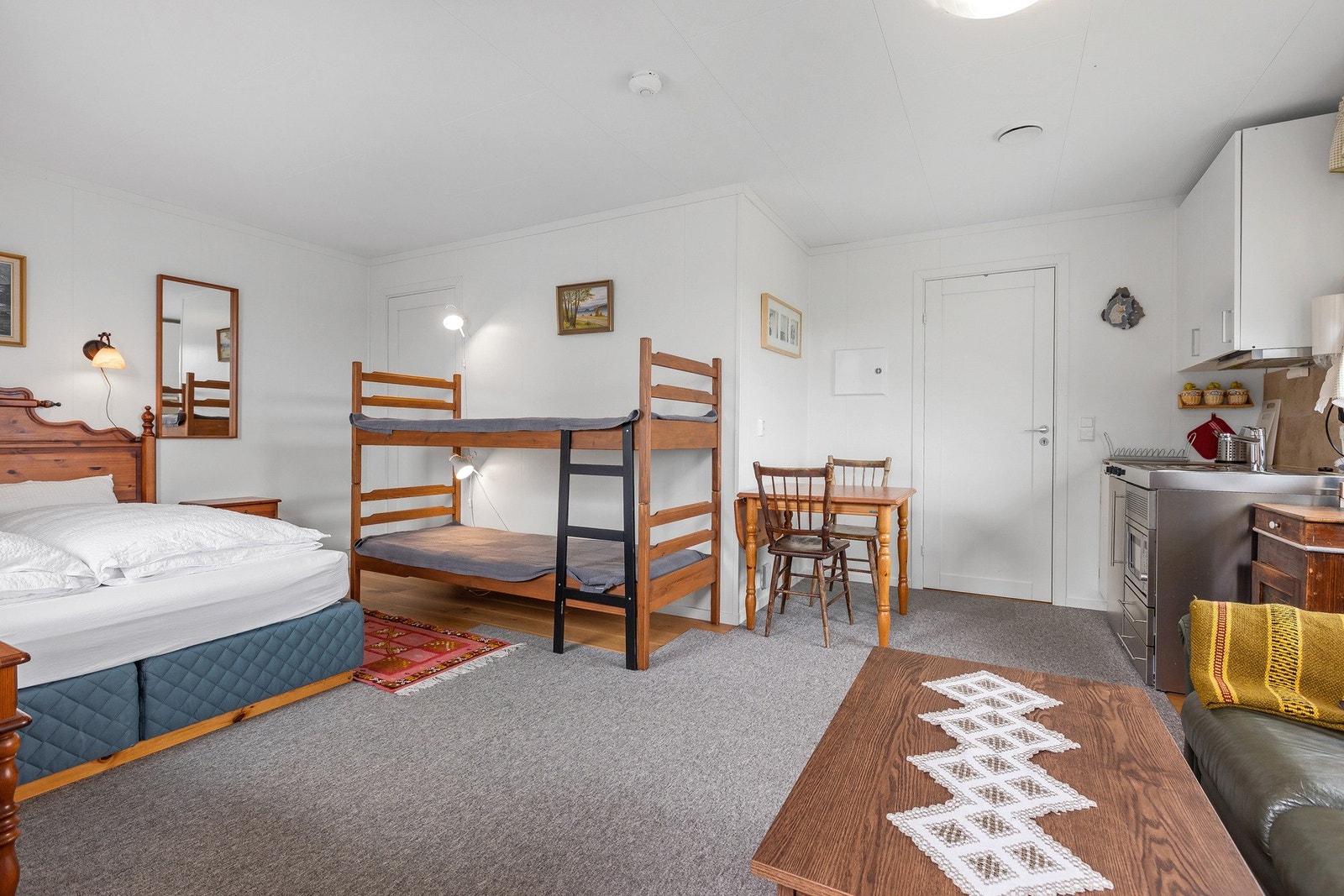 Hybel i 2. etasje rommer både senger, sofa og en liten kjøkkenkrok. Galleribilde