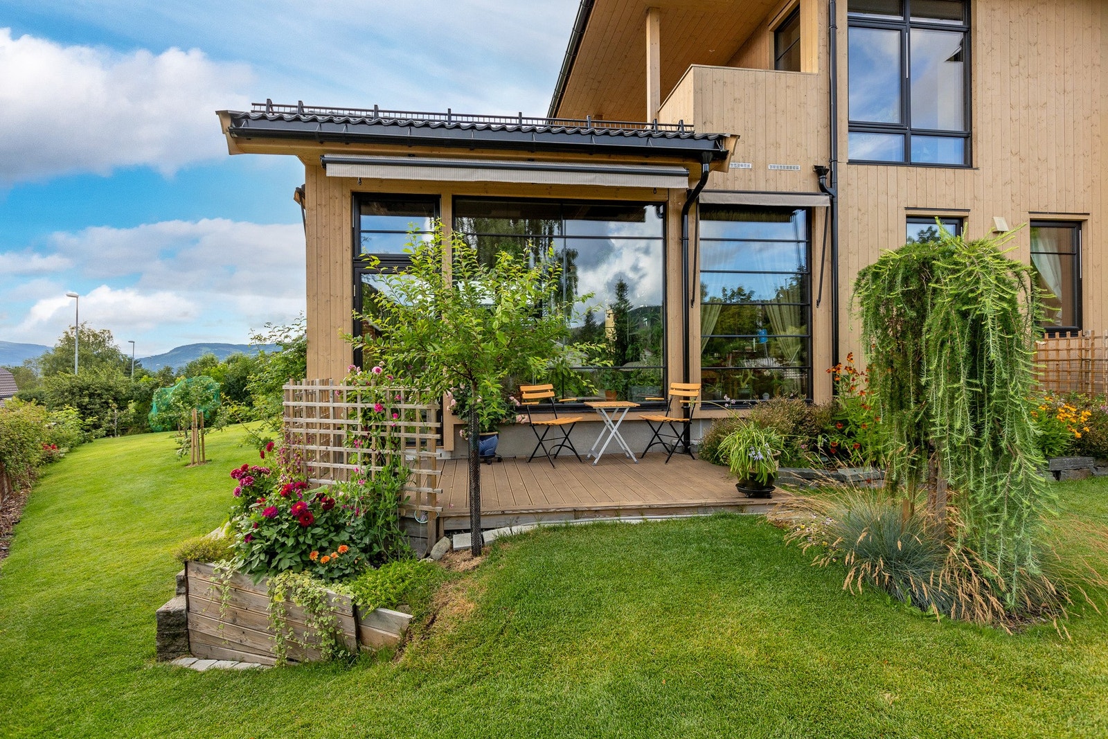 Utgang til hagen fra vinterhagen via verandadør. Galleribilde