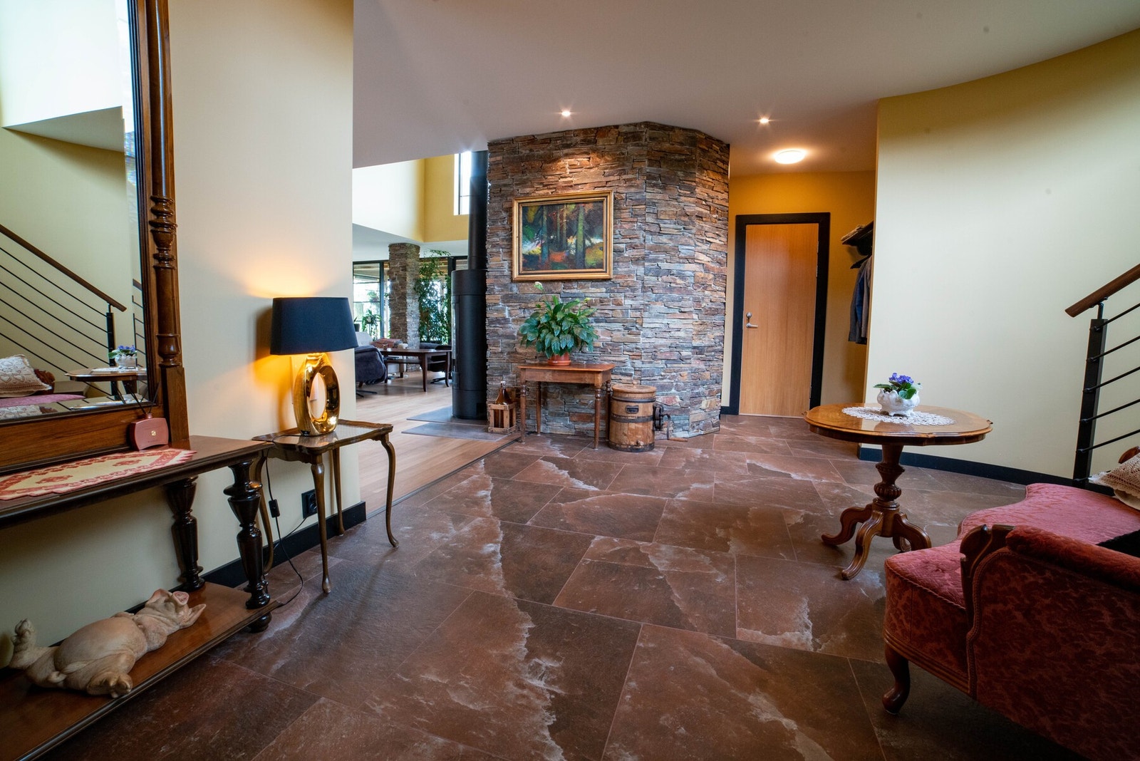 Gulvet i hallen er flislagt. Galleribilde