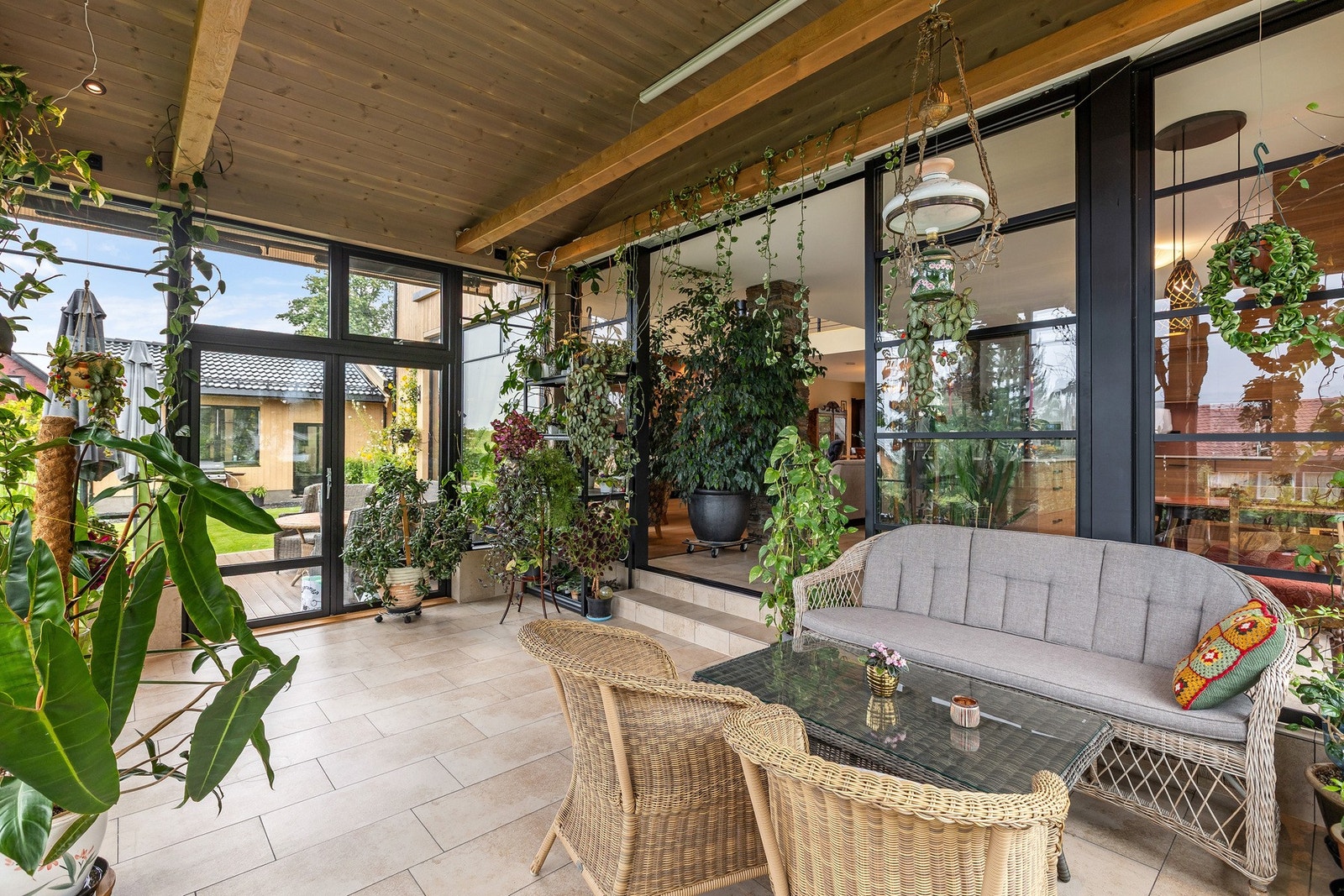 Fra kjøkkenet er det utgang via doble verandadører ut til en romslig og innbydende vinterhage, Galleribilde