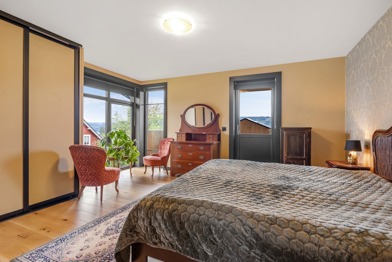 Hovedsoverommet har utgang til egen takoverbygd balkong. Galleribilde